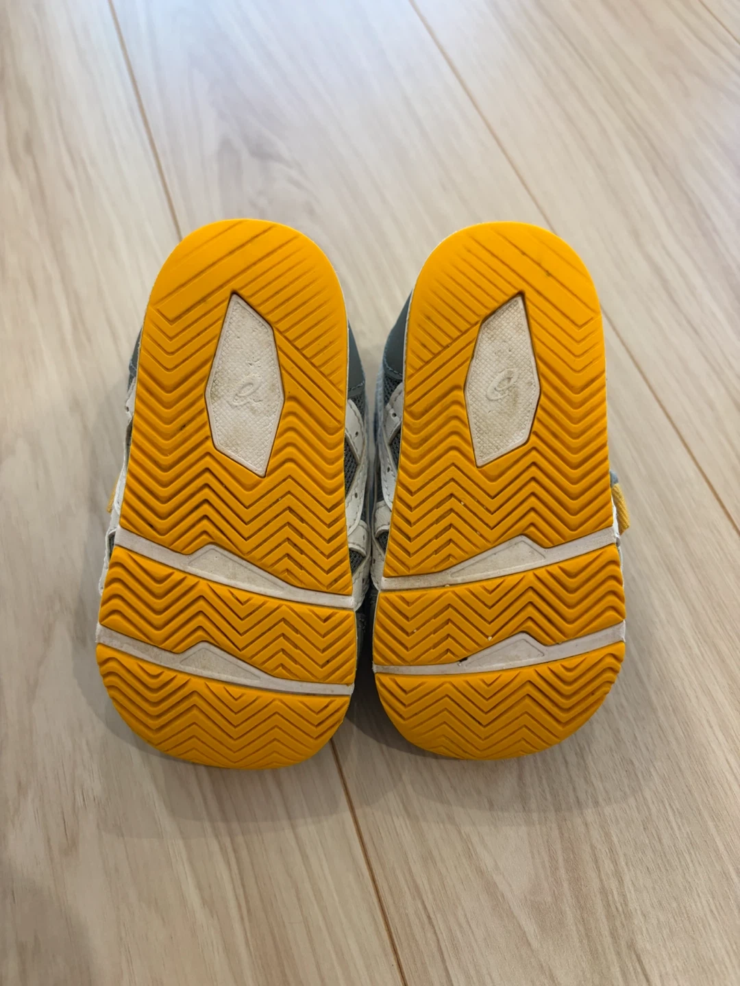 アシックス ベビーシューズ 13.5cm グレー 黄色の写真6枚目