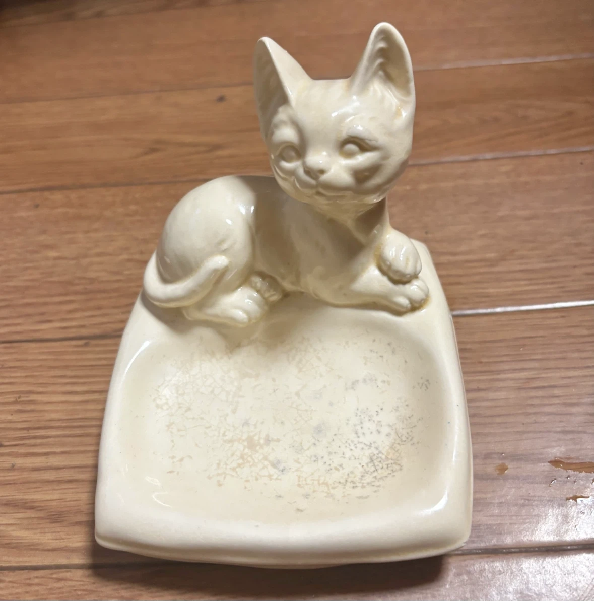 猫のフィギュア付き 陶器製 石鹸置き ソープトレイ アクセサリートレー 鍵置き