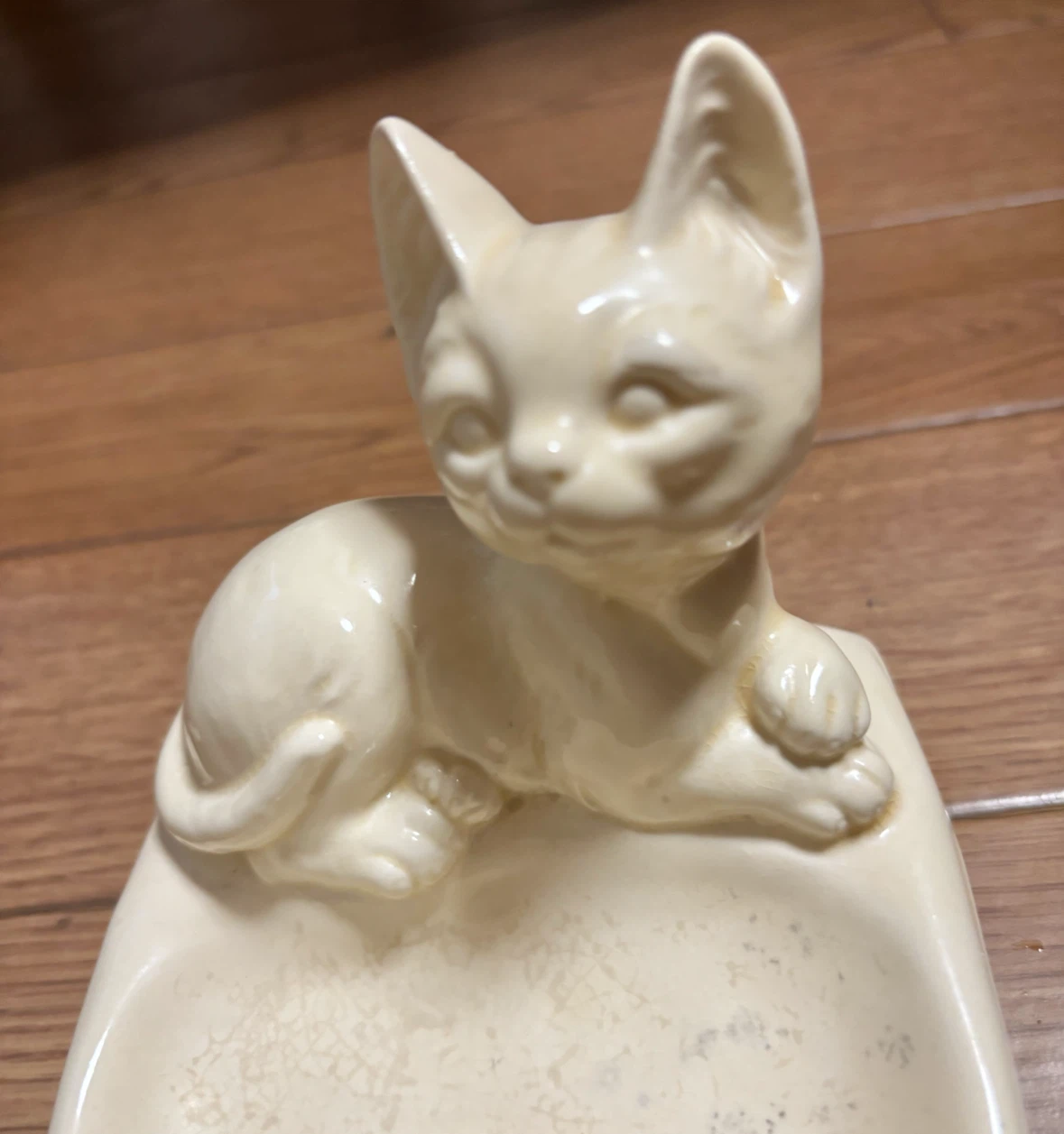 猫のフィギュア付き 陶器製　石鹸置き　ソープトレイ　アクセサリートレー　鍵置きの写真2枚目