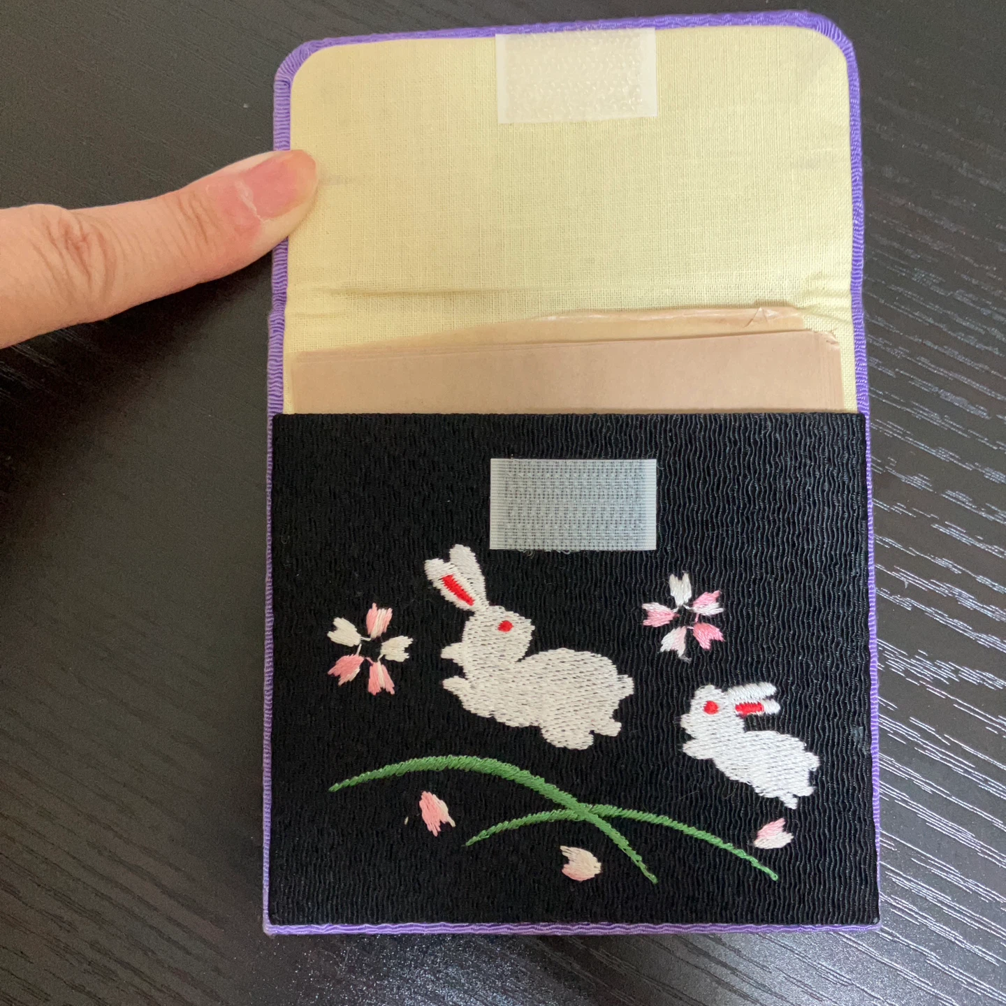 うさぎ刺繍 油取り紙ケース　紫 黒 和風の写真2枚目