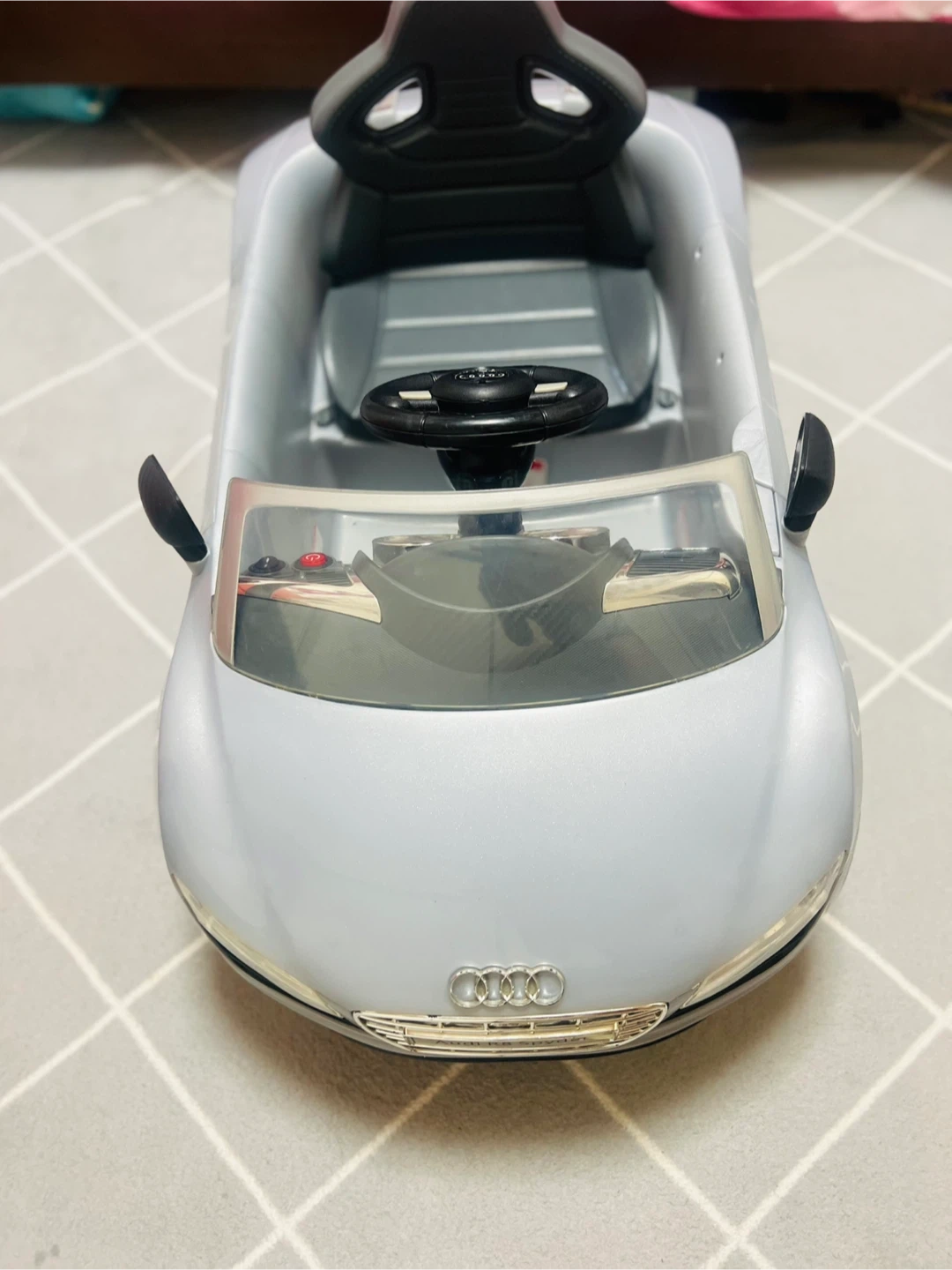 アウディ R8 スパイダー 電動乗用カー