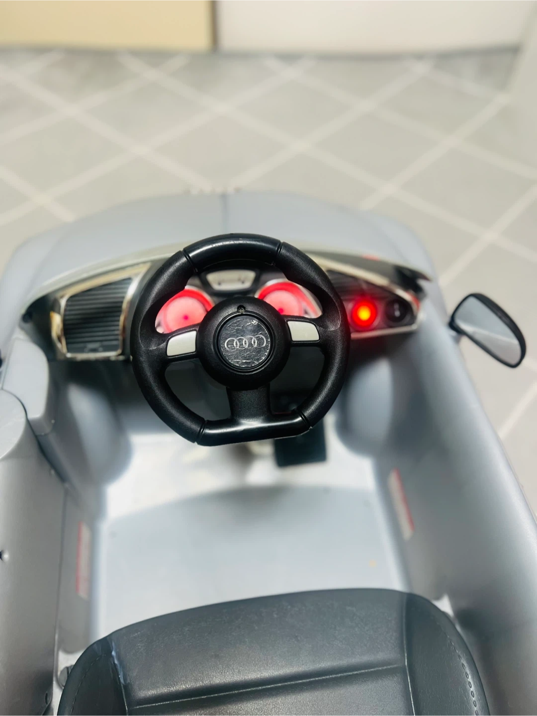 アウディ R8 スパイダー 電動乗用カーの写真2枚目