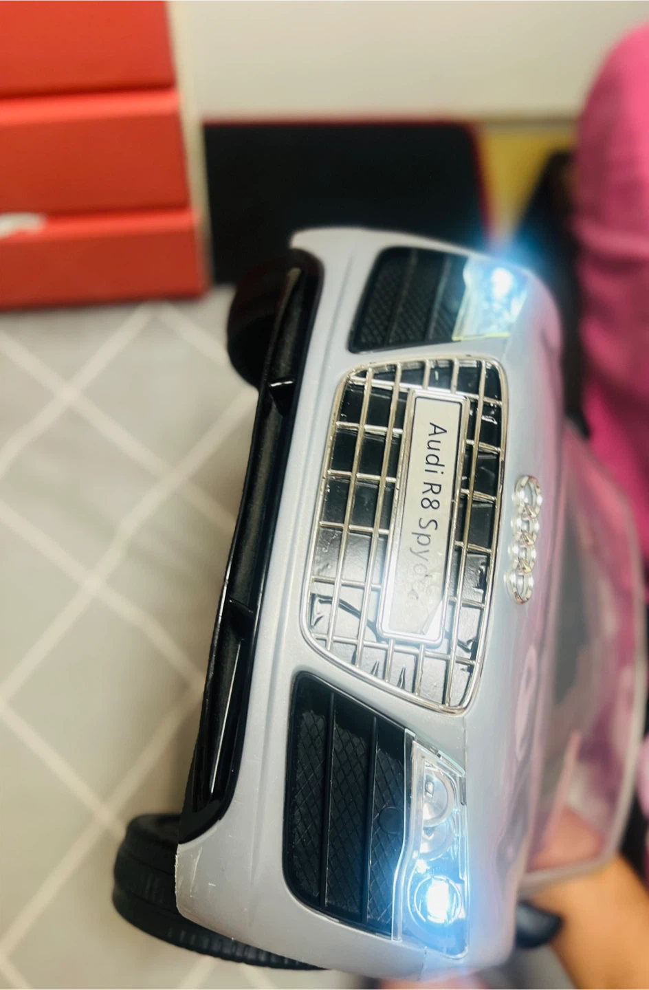 アウディ R8 スパイダー 電動乗用カーの写真3枚目