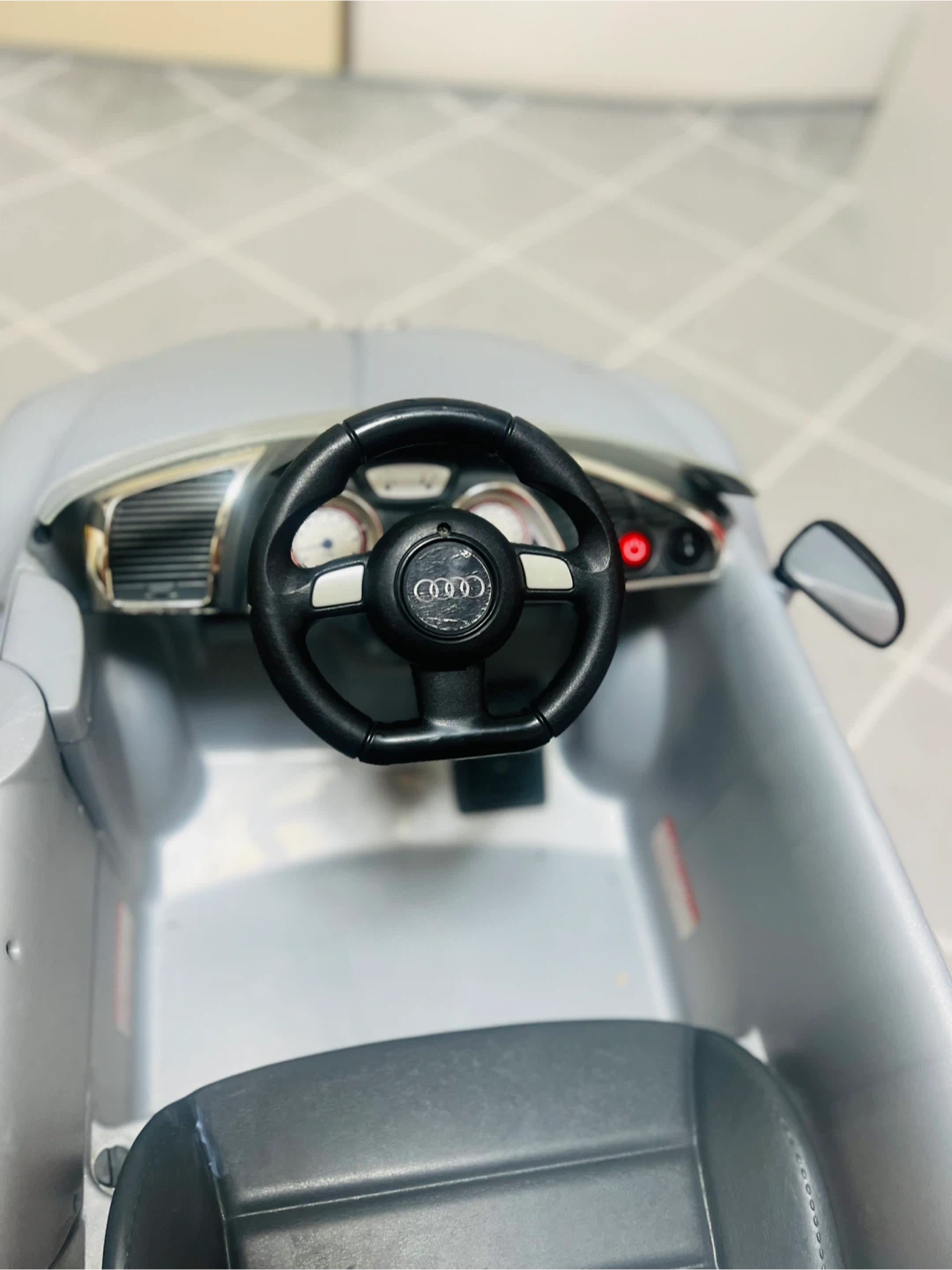 アウディ R8 スパイダー 電動乗用カーの写真5枚目