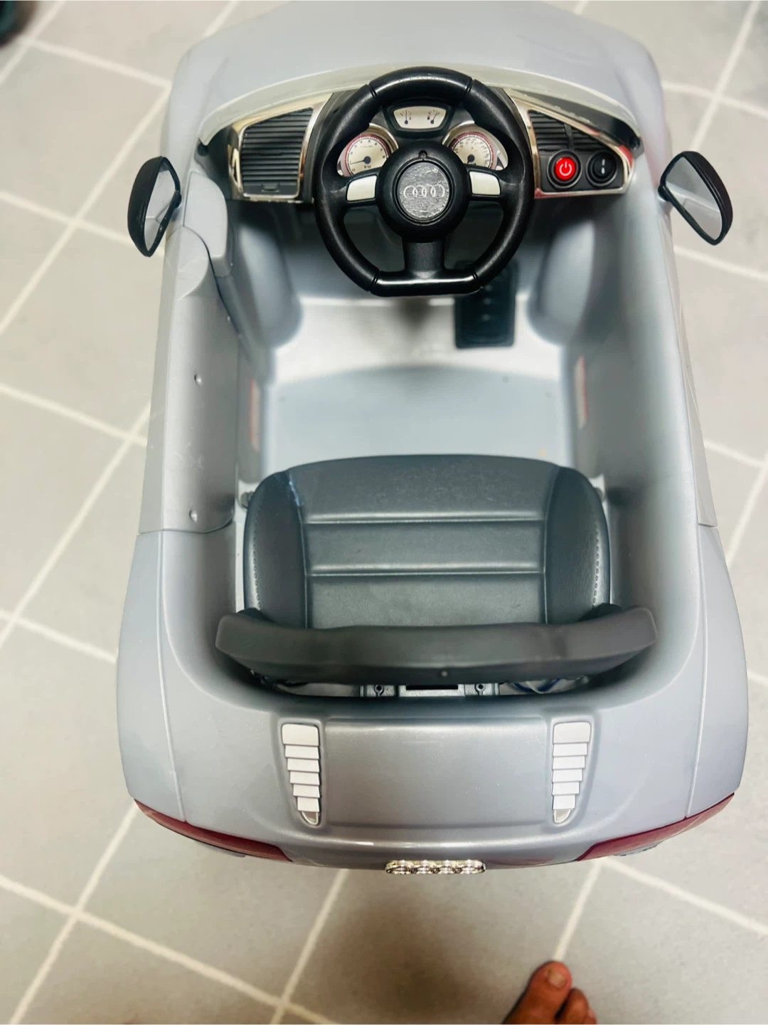 アウディ R8 スパイダー 電動乗用カーの写真6枚目