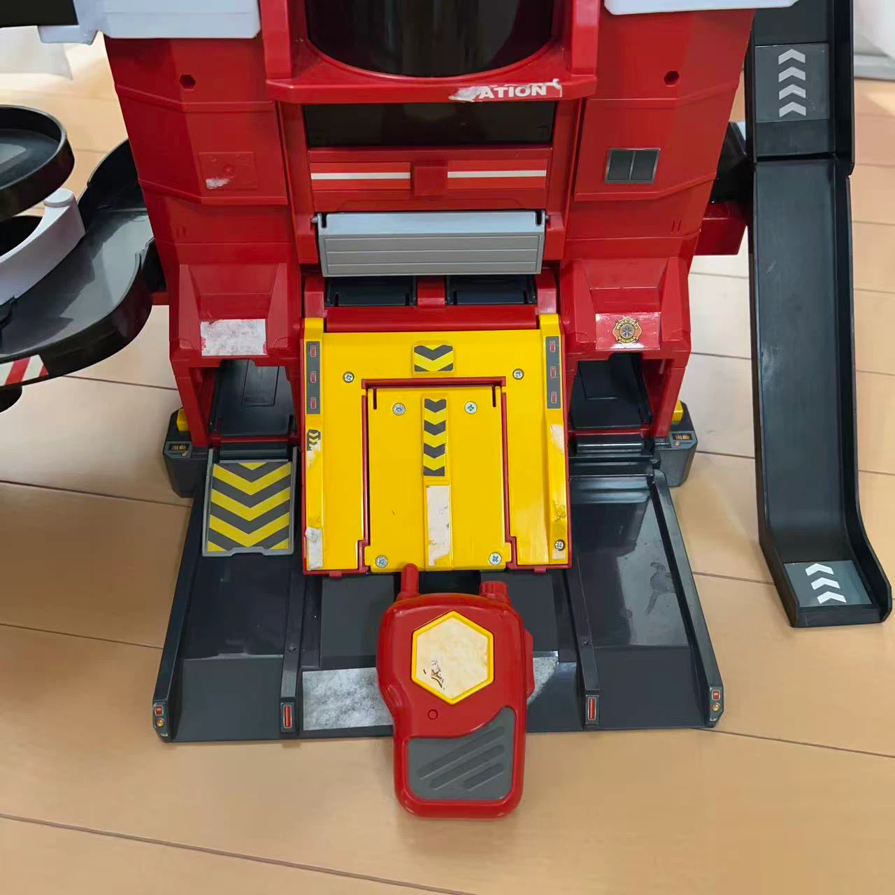 タカラトミー トミカ 変形ファイヤーステーションの写真3枚目