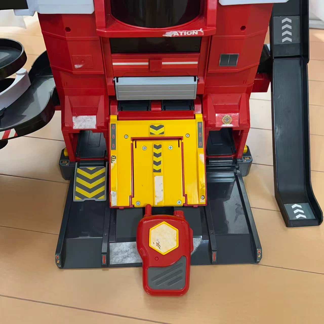 タカラトミー トミカ 変形ファイヤーステーションの写真3枚目