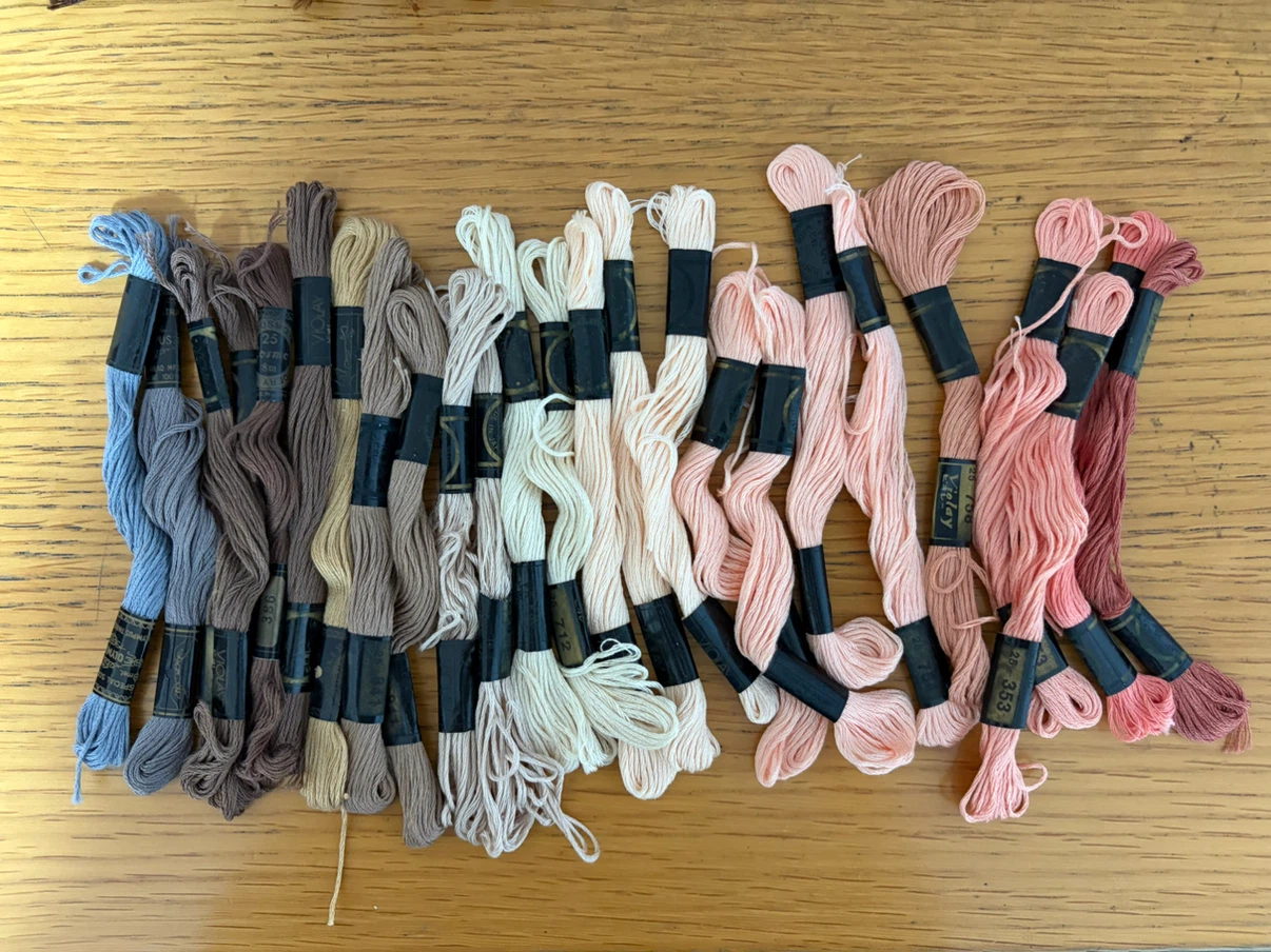 刺繍糸 大量まとめ売り 151本の写真3枚目
