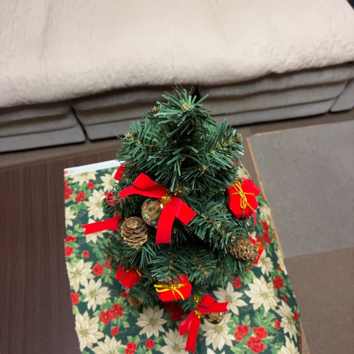卓上クリスマスツリー オーナメント付きの写真3枚目
