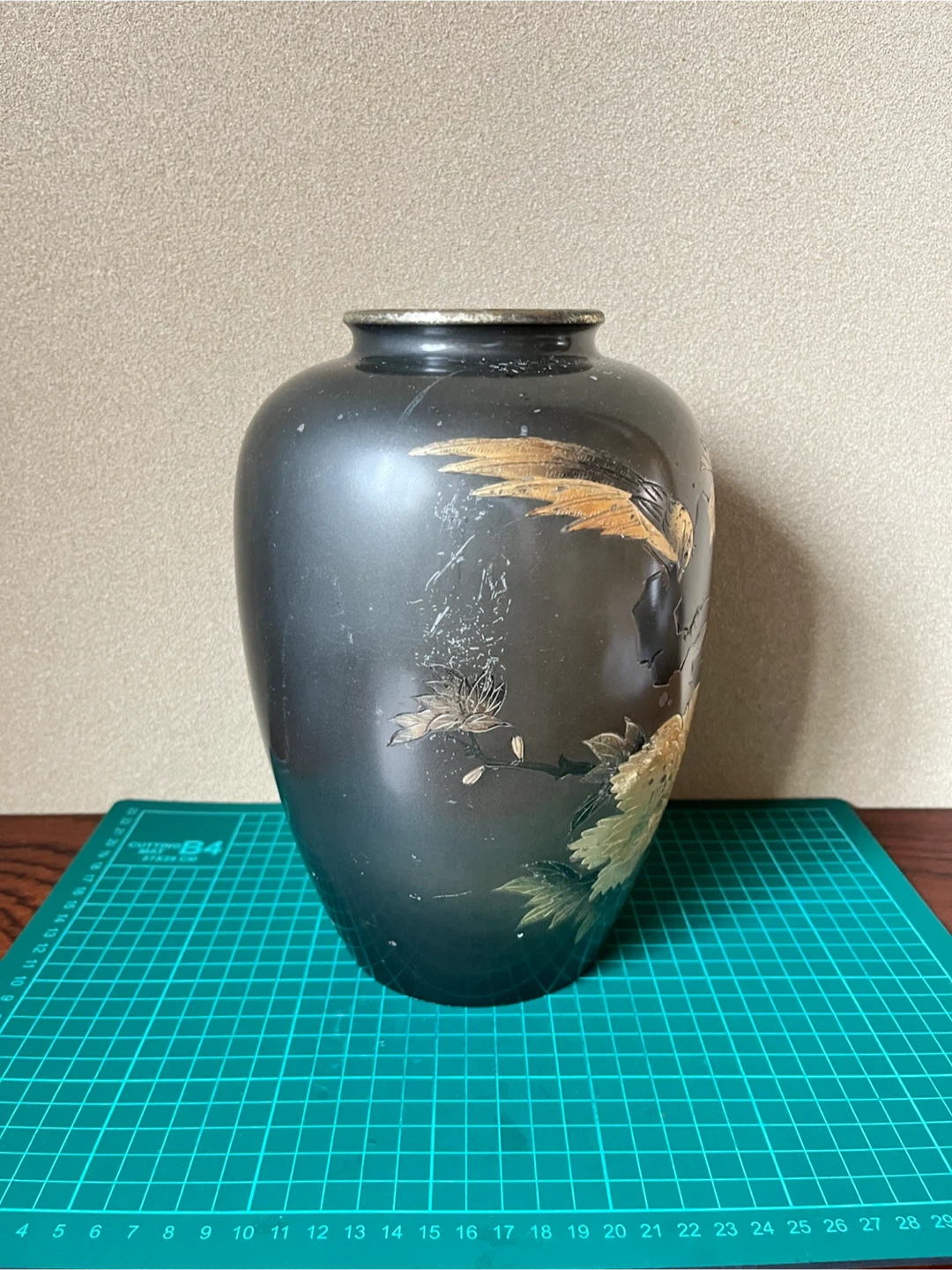 花瓶 陶器 黒地 金彩 花鳥図の写真4枚目
