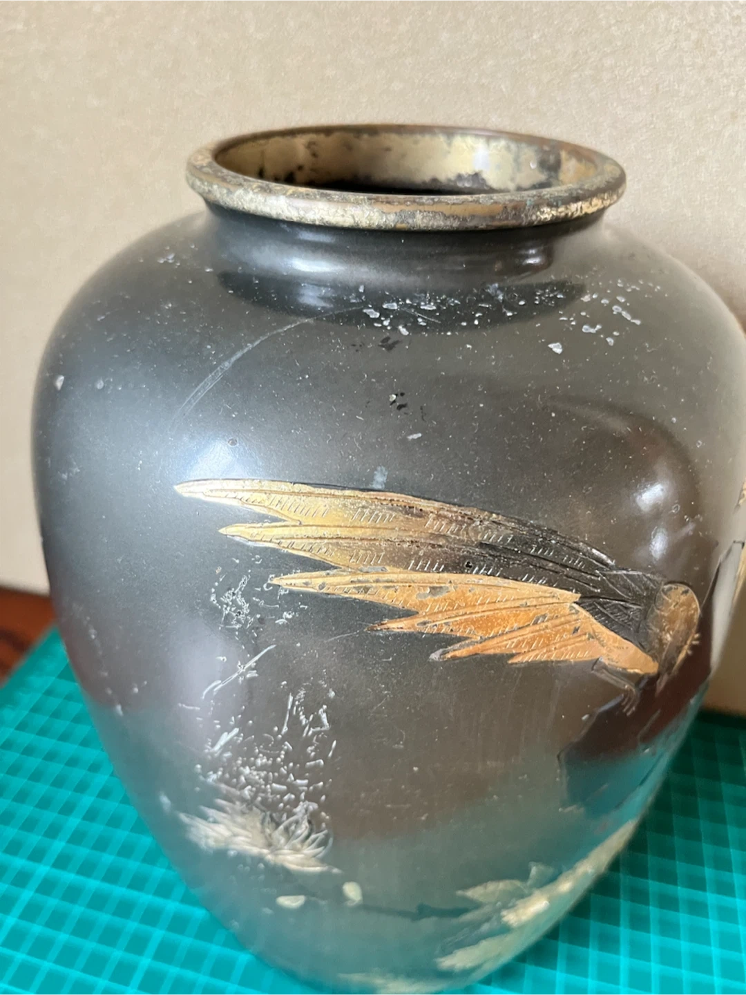 花瓶 陶器 黒地 金彩 花鳥図の写真5枚目