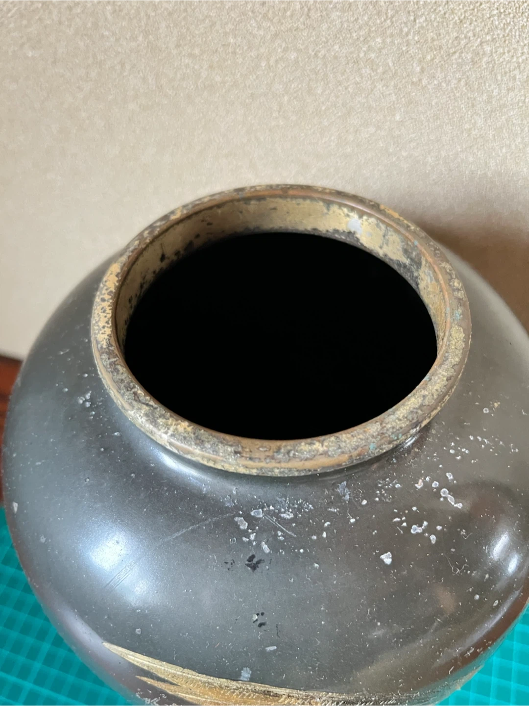 花瓶 陶器 黒地 金彩 花鳥図の写真6枚目
