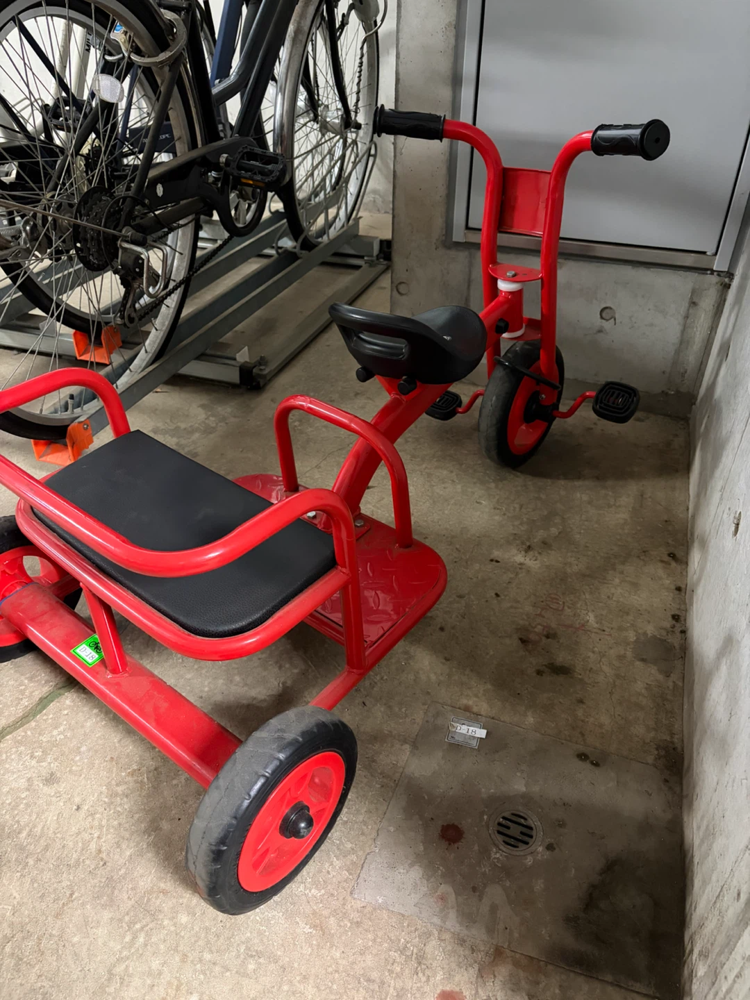 2人乗り　子供用三輪車 赤色の写真2枚目