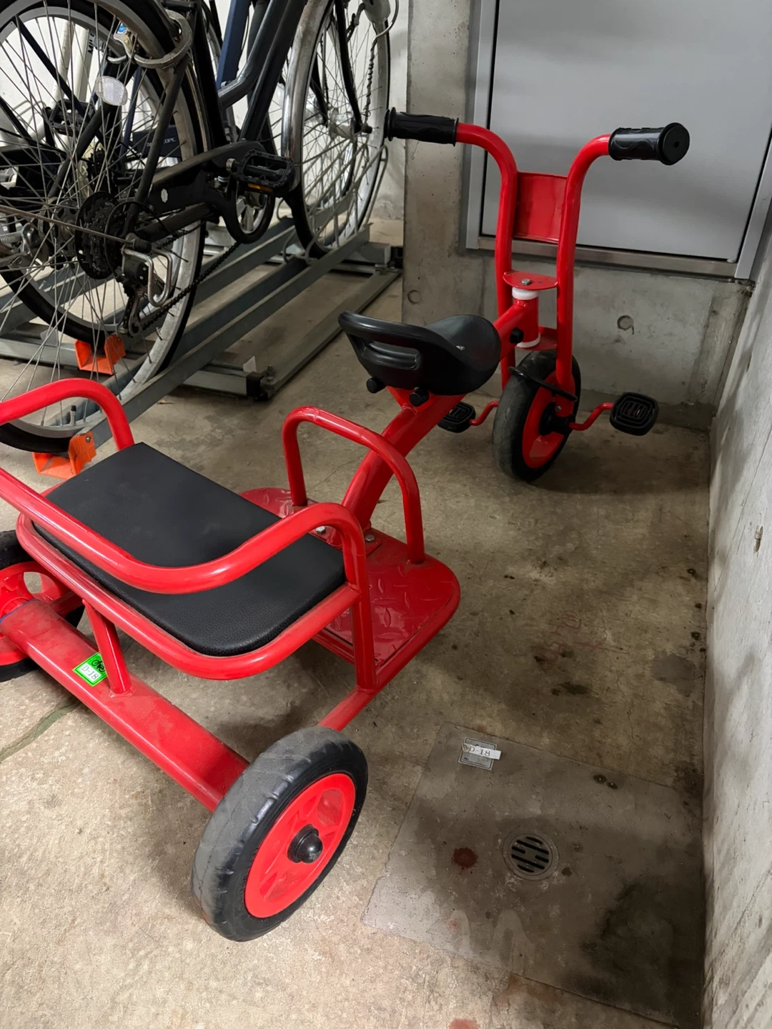 2人乗り 子供用三輪車 赤色の写真2枚目
