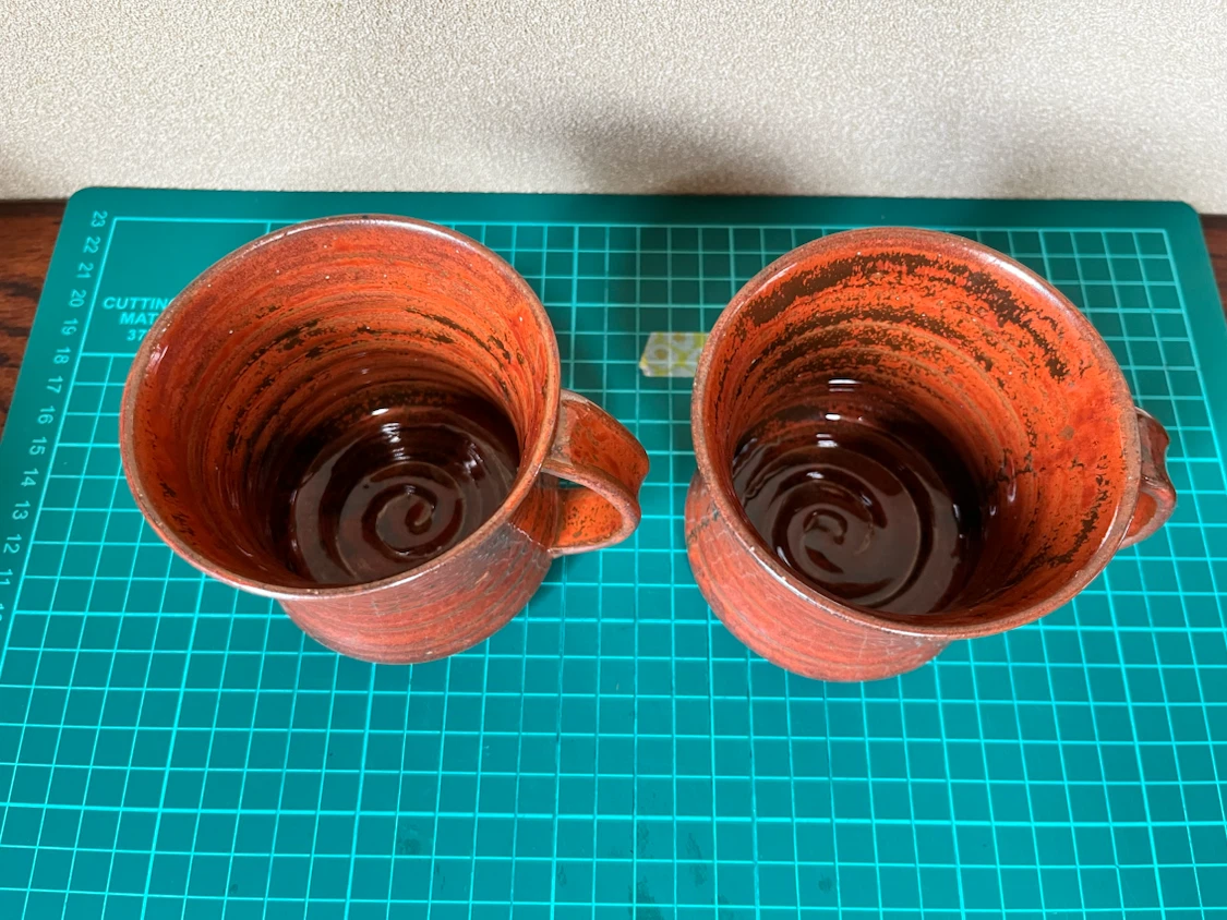陶器 マグカップ 2個セット 赤系の写真2枚目