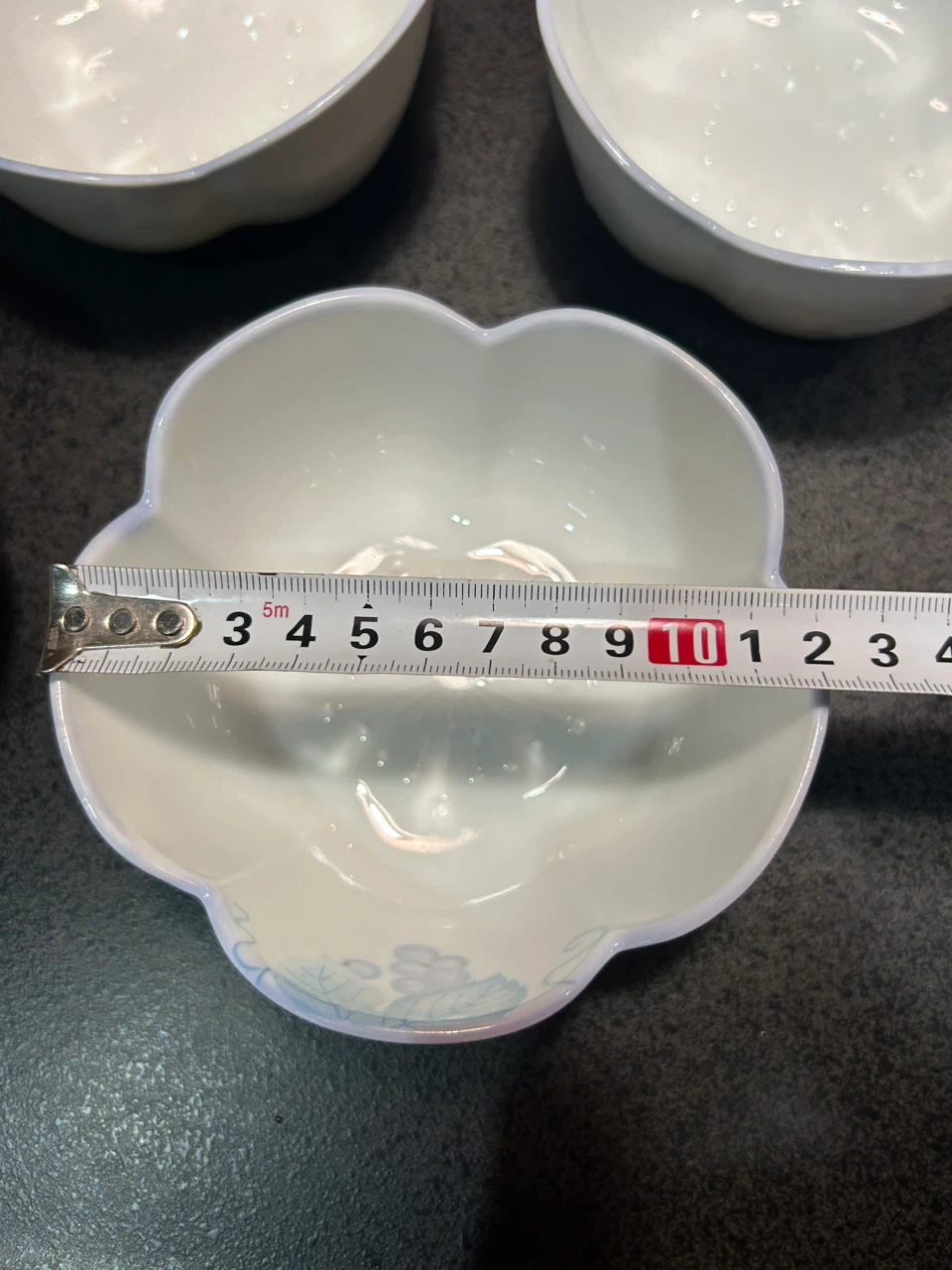5 flower shaped bowls with blue grape vine designの写真6枚目