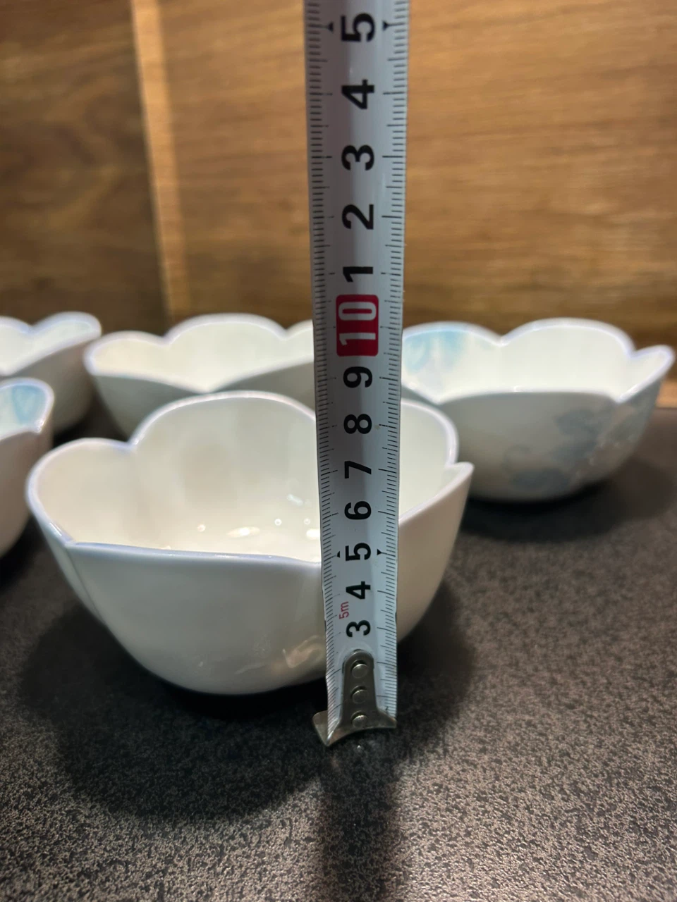 5 flower shaped bowls with blue grape vine designの写真7枚目