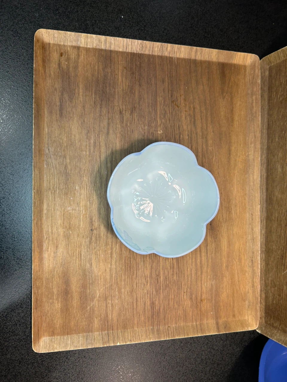 5 flower shaped bowls with blue grape vine designの写真8枚目