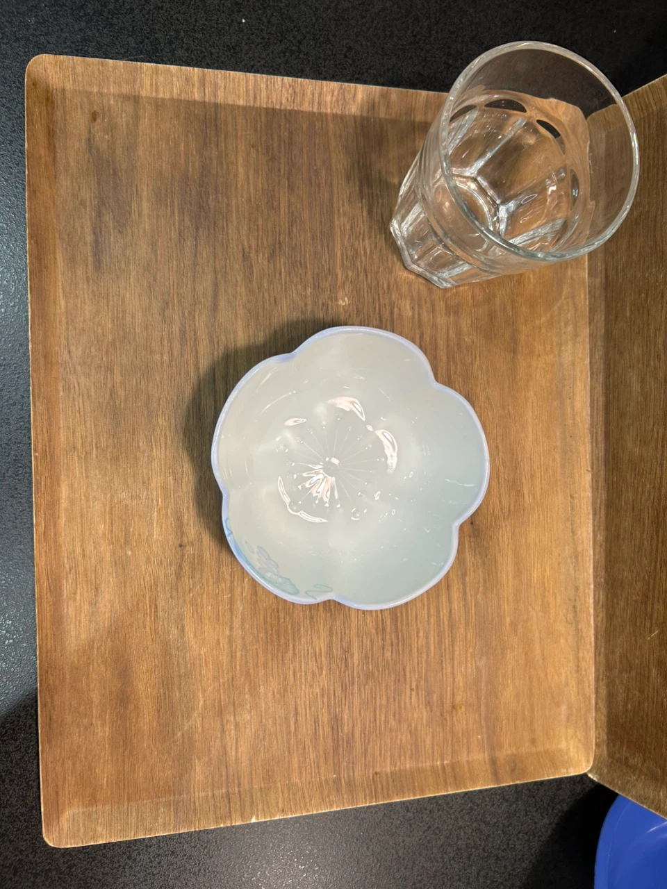 5 flower shaped bowls with blue grape vine designの写真9枚目