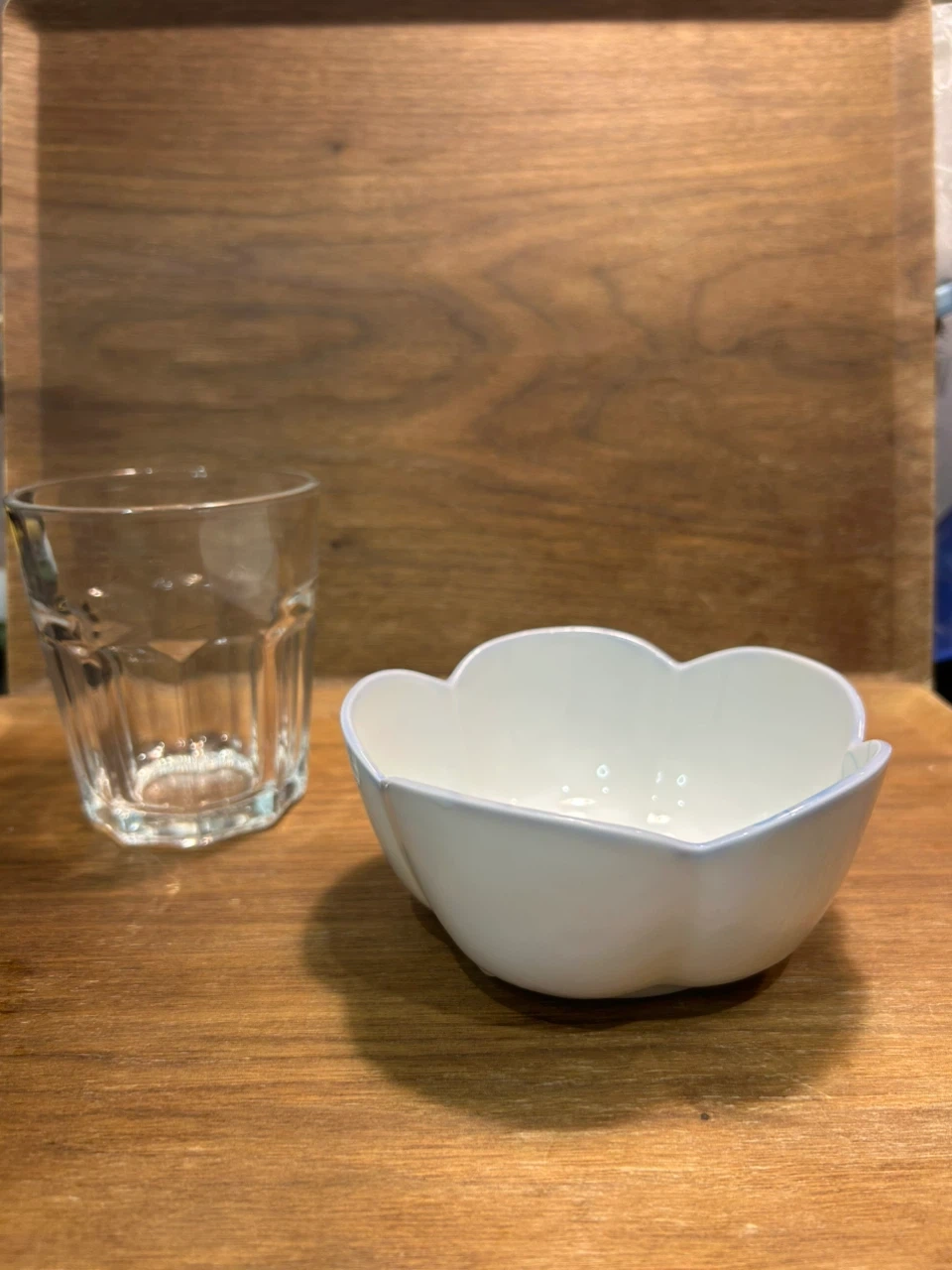 5 flower shaped bowls with blue grape vine designの写真10枚目