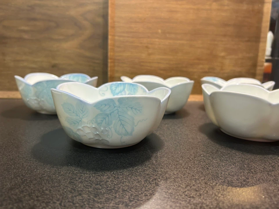 5 flower shaped bowls with blue grape vine designの写真2枚目