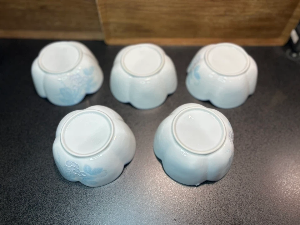 5 flower shaped bowls with blue grape vine designの写真3枚目