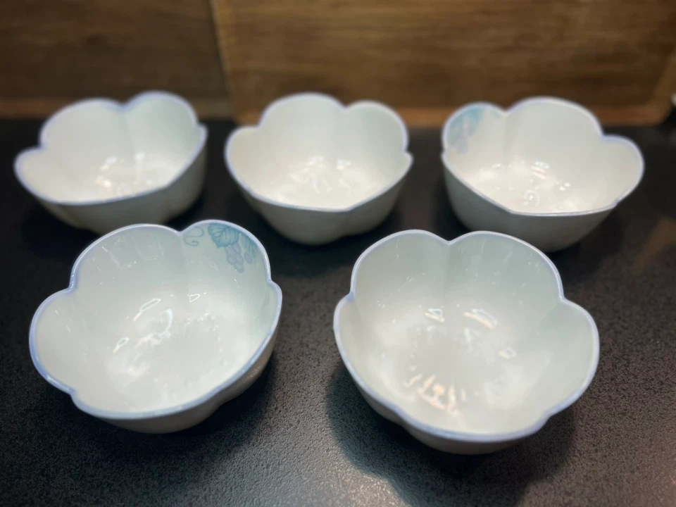 5 flower shaped bowls with blue grape vine designの写真4枚目