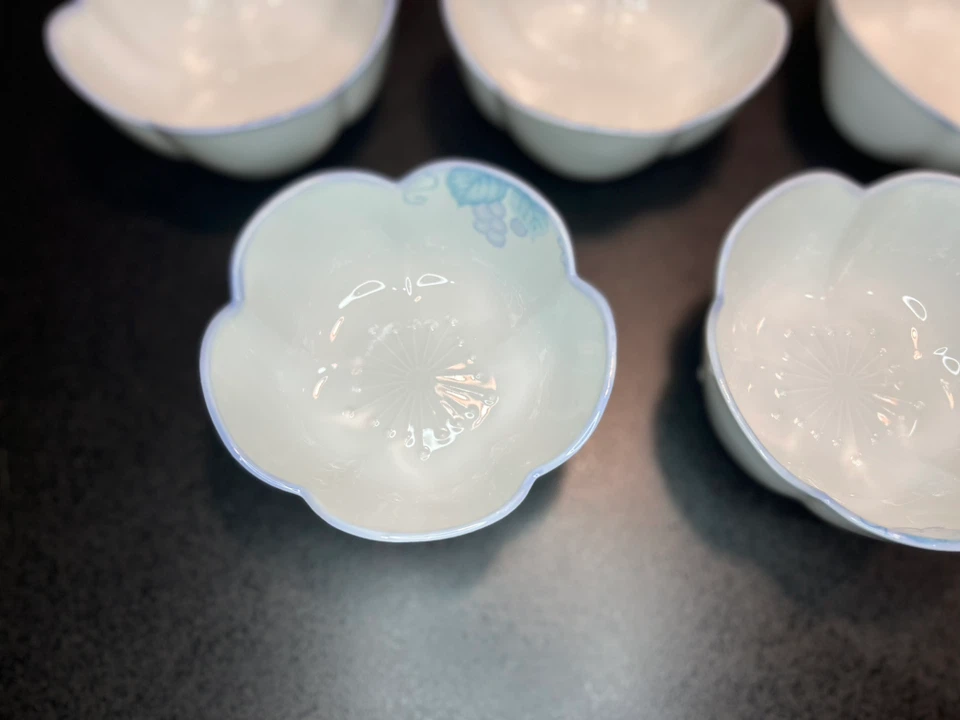 5 flower shaped bowls with blue grape vine designの写真5枚目