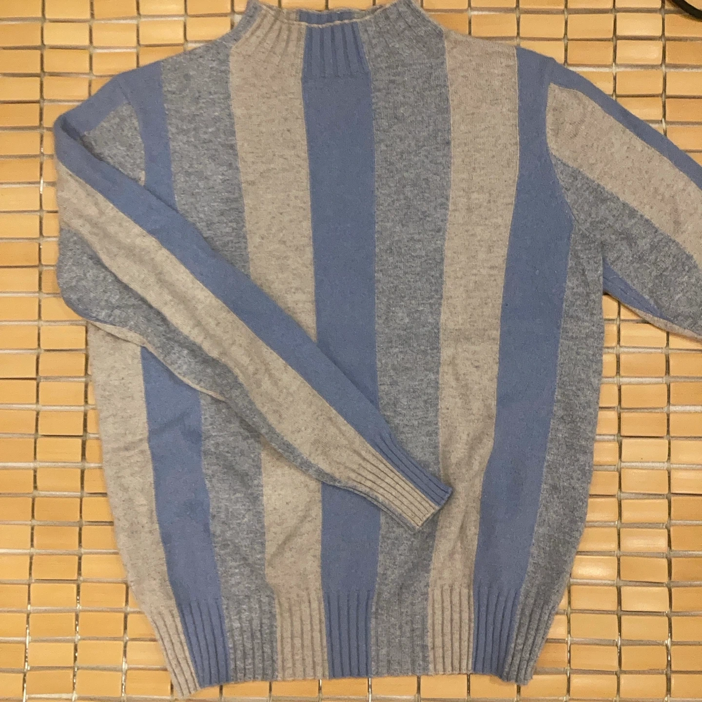 ストライプ柄 モックネック ニット ブルー×ベージュ