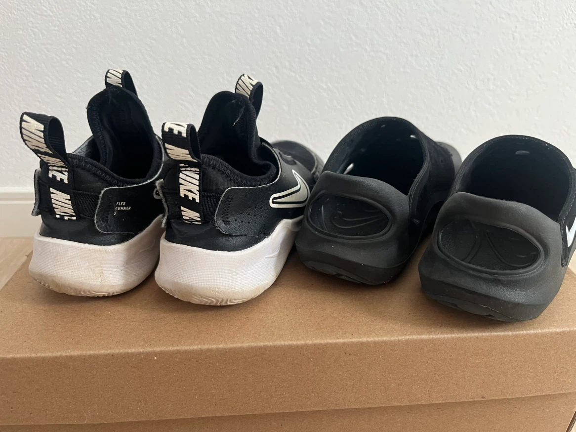 美品　17cmNIKE ナイキ キッズ スニーカー サンダル 2足セット ブラック　おまけありの写真2枚目