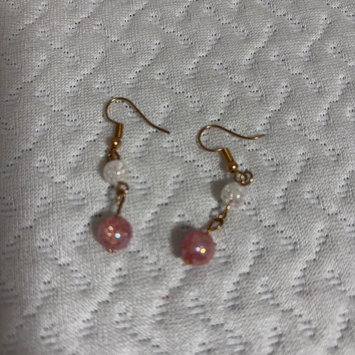 ピンクと白のビーズピアス
