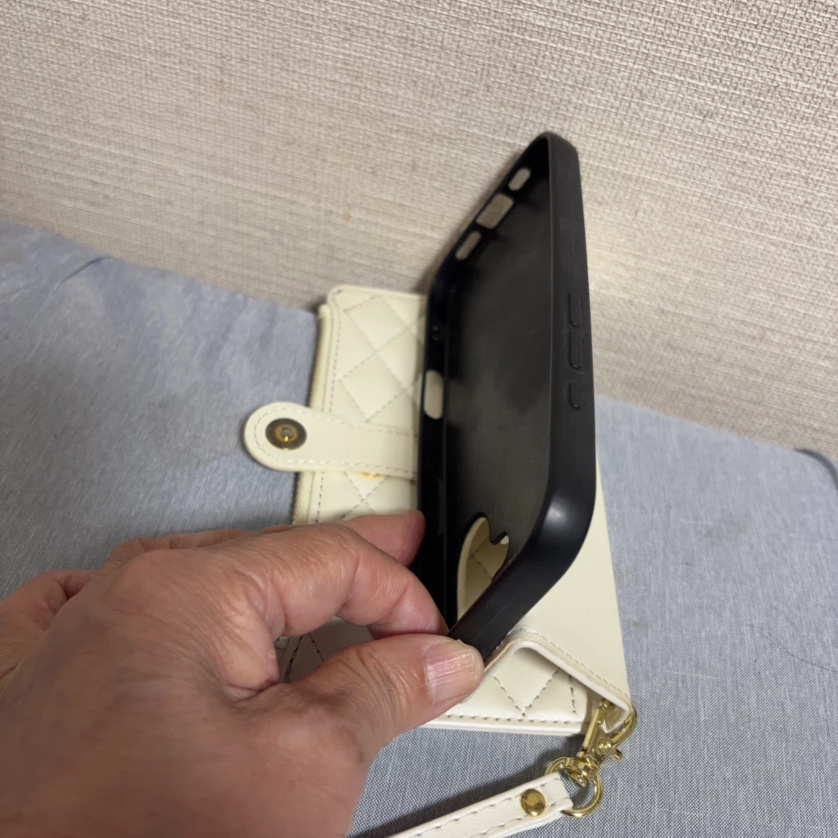 キルティング 手帳型スマホケース ストラップ付きの写真4枚目