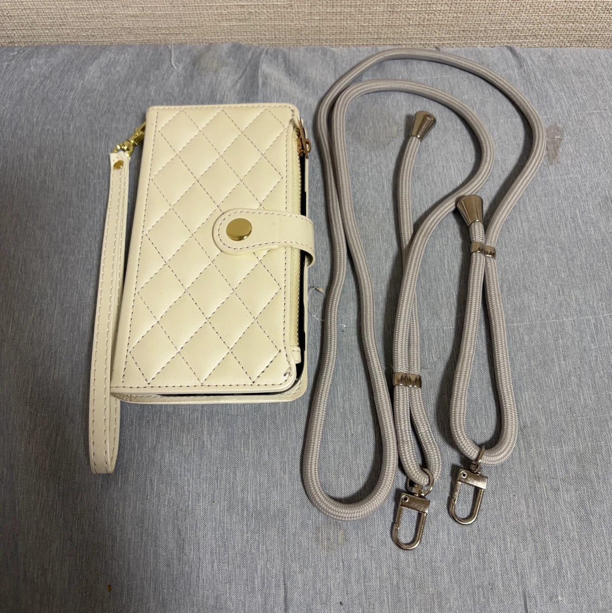 キルティング 手帳型スマホケース ストラップ付きの写真5枚目