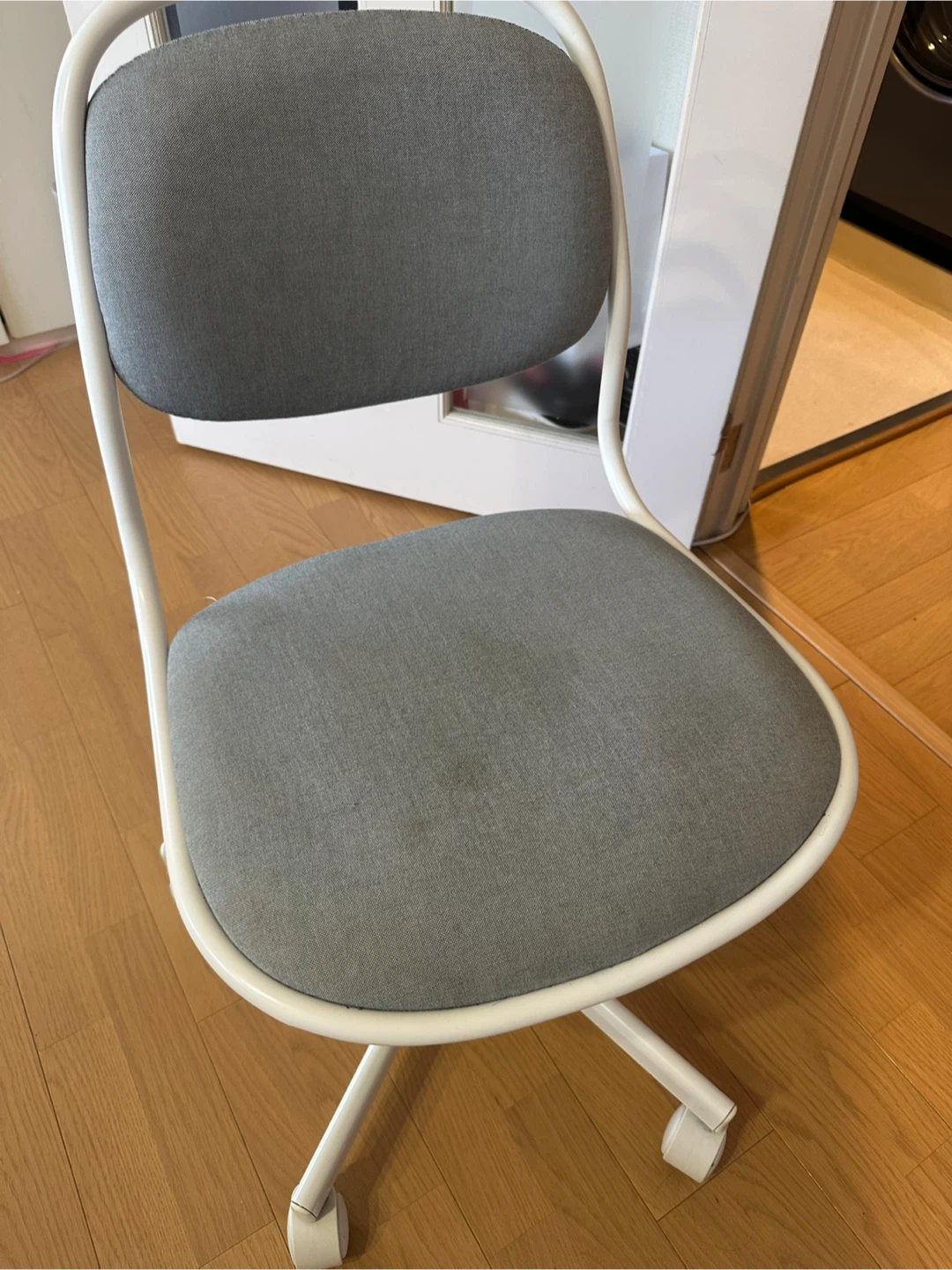 IKEA ワークチェア 昇降式 グレー ホワイトの写真2枚目