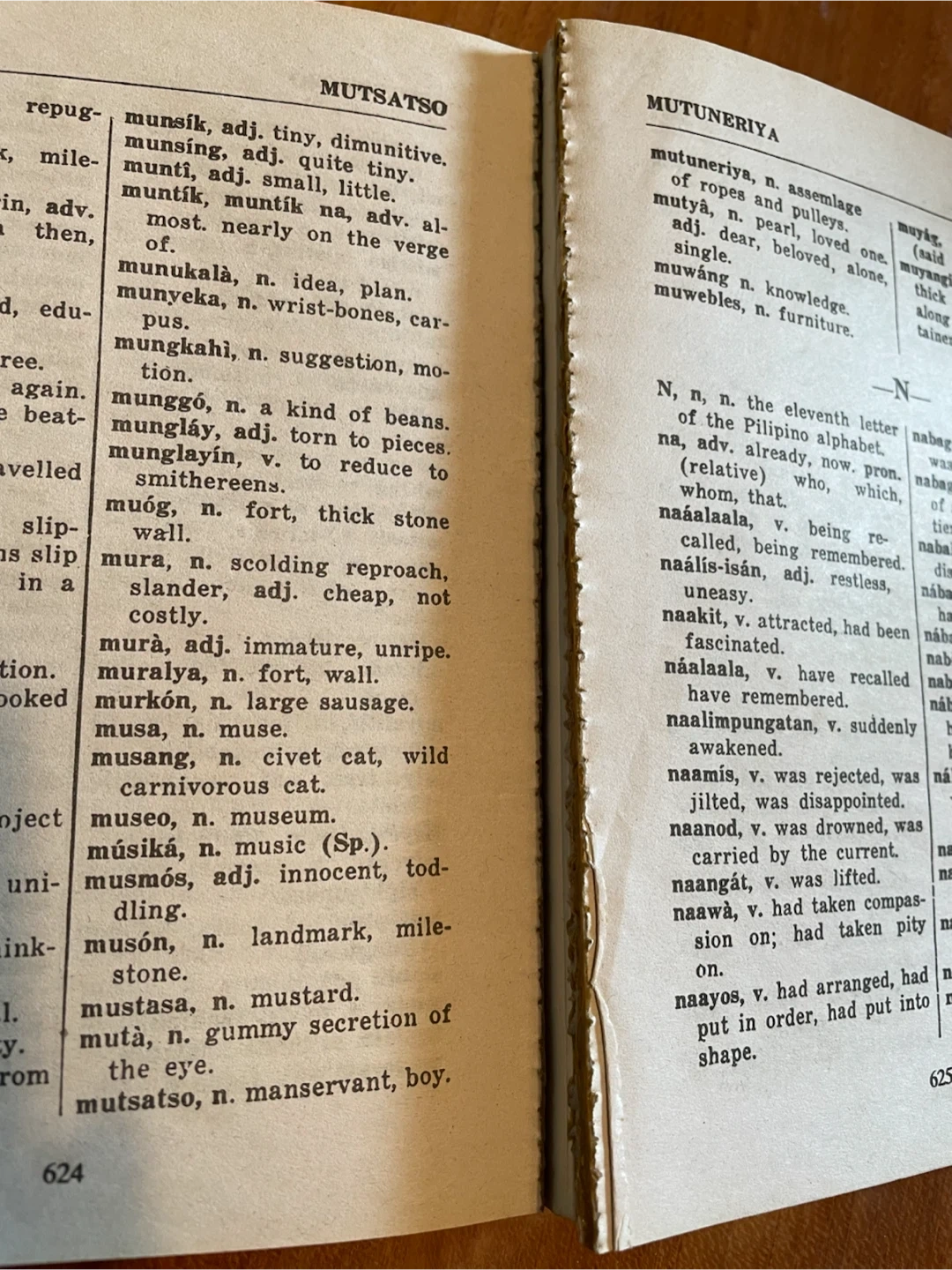 英語/タガログ語辞書 フィリピン製 (傷みあり)の写真3枚目