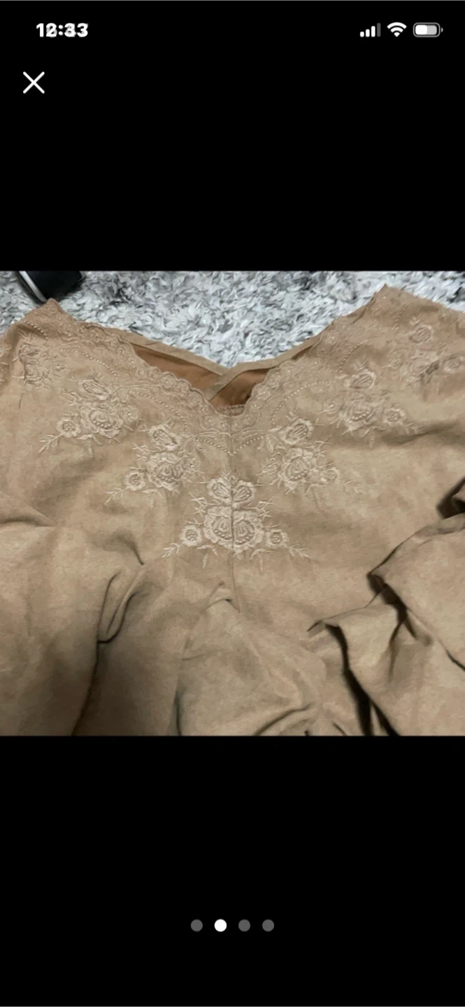 刺繍入り ベージュ フェイクスウェードトップスの写真2枚目