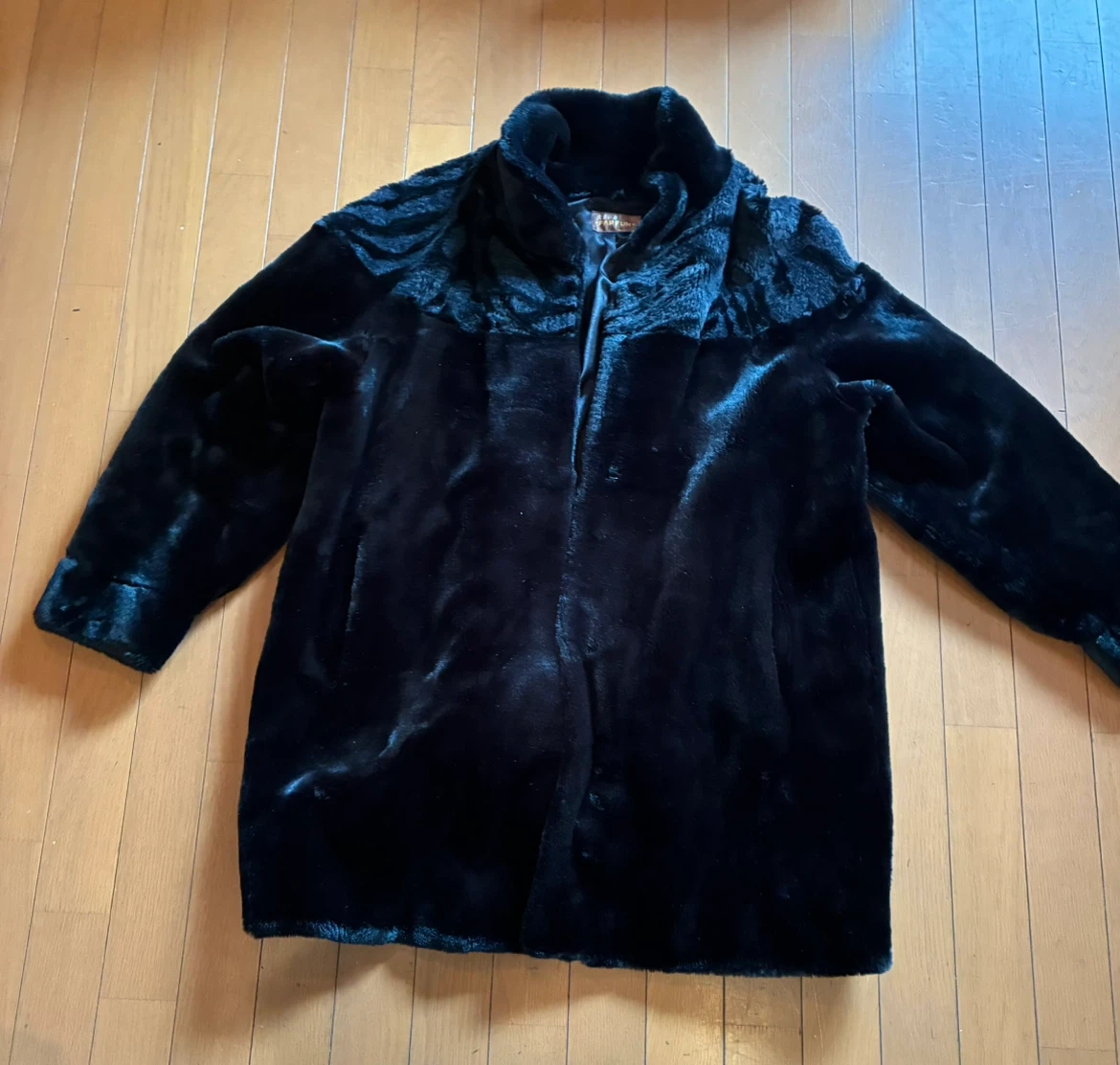 【東京自由ヶ丘えまぬえる】黒の毛皮風ファーコート(上品デザイン)