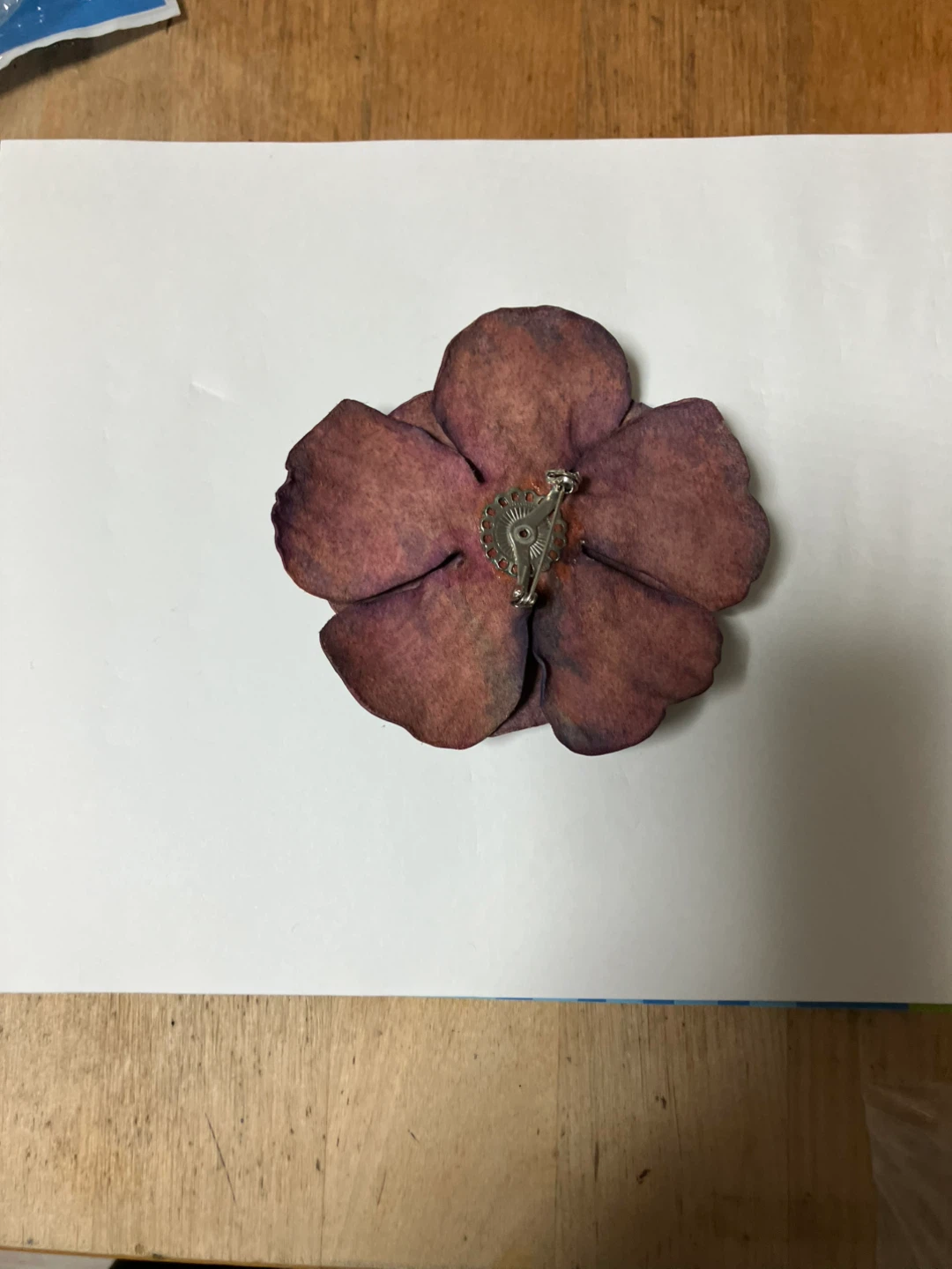 花モチーフ 革のブローチ ボルドーの写真2枚目