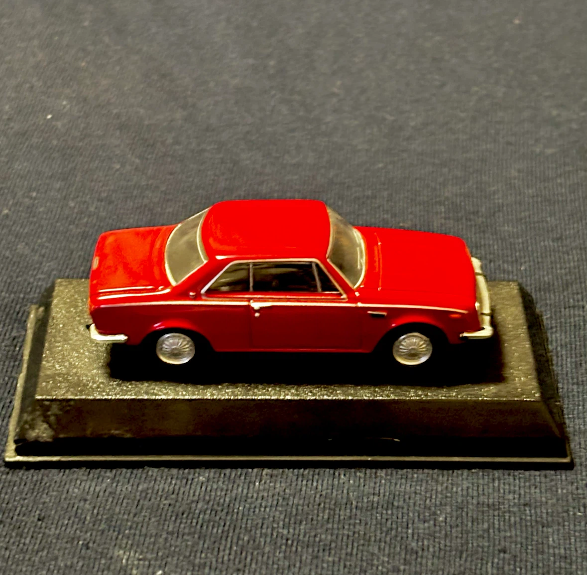 絶盤名車　トヨタ1600 GT 1/64スケール　ミニカーの写真4枚目