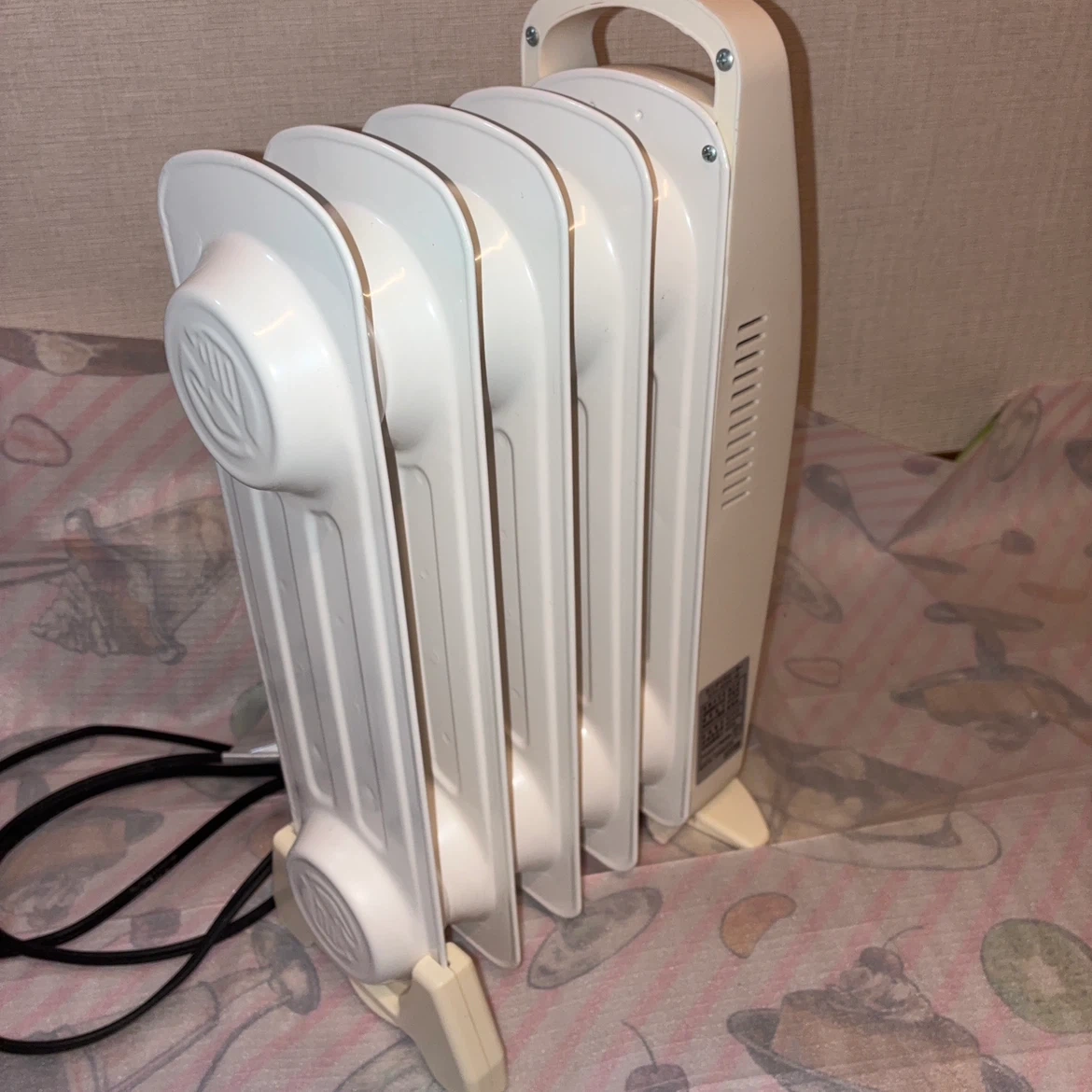 アイリスオーヤマ ミニオイルヒーター IOH-505K-Wの写真3枚目