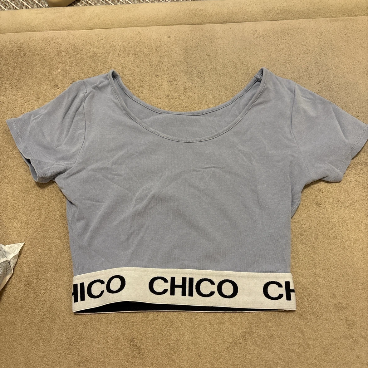 CHICO ロゴ入りショート丈トップス ブルー フリーサイズ