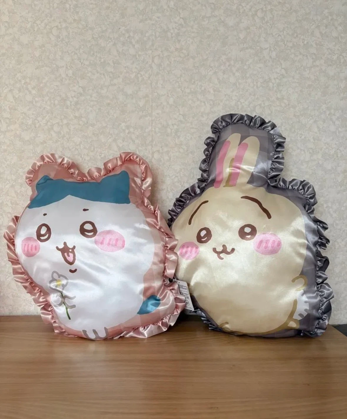ちいかわ ギンガムフリルクッション ハチワレ ウサギ 2種