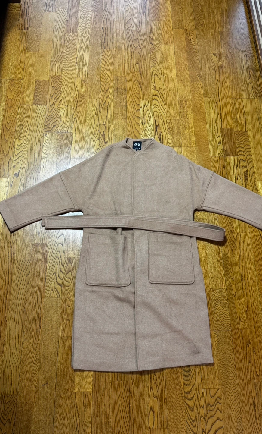 ZARA ノーカラーコート ベージュ ベルト付きの写真2枚目
