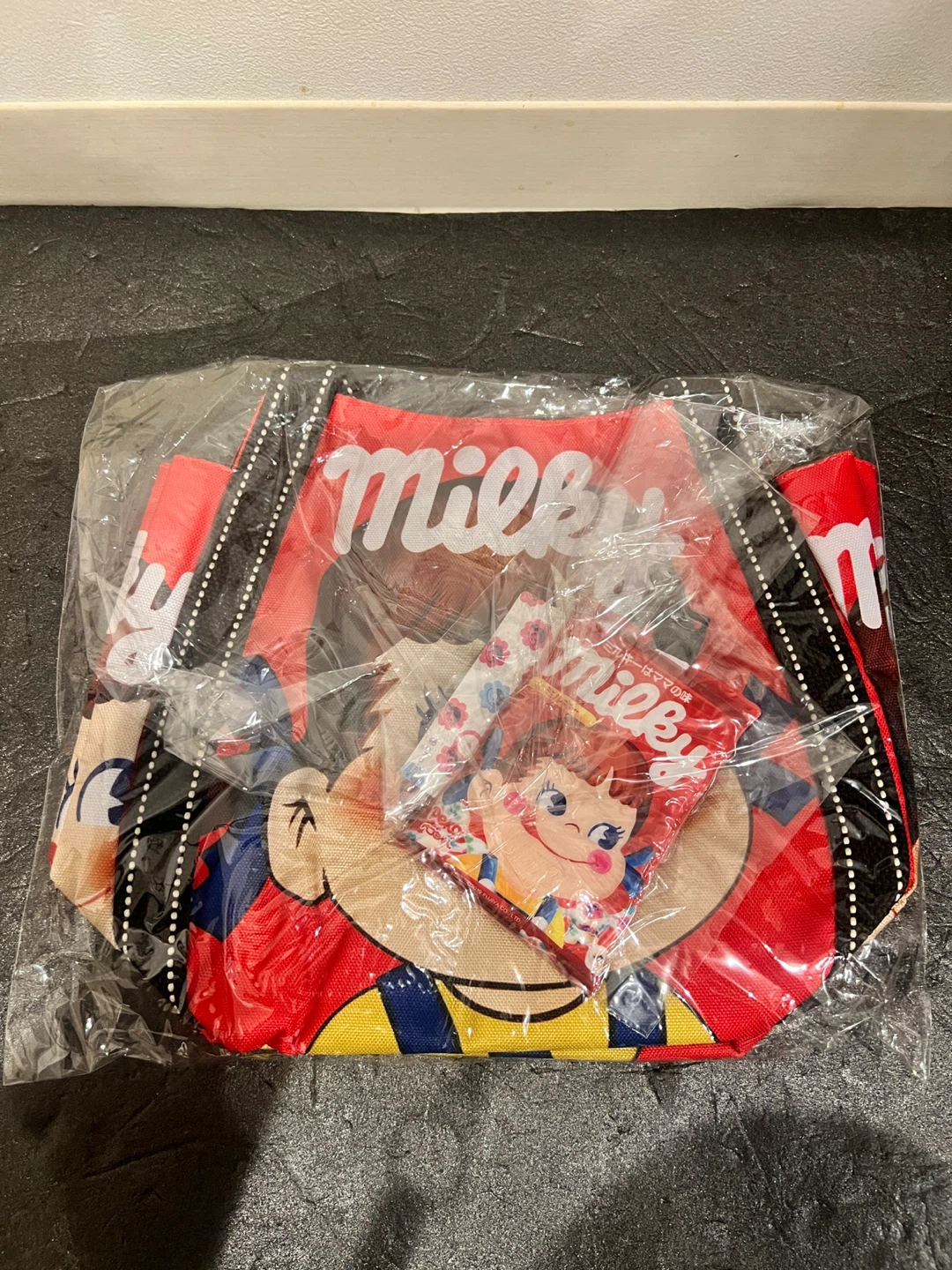 ペコちゃん ミルキー トートバックとラゲッジタグ付きの写真2枚目