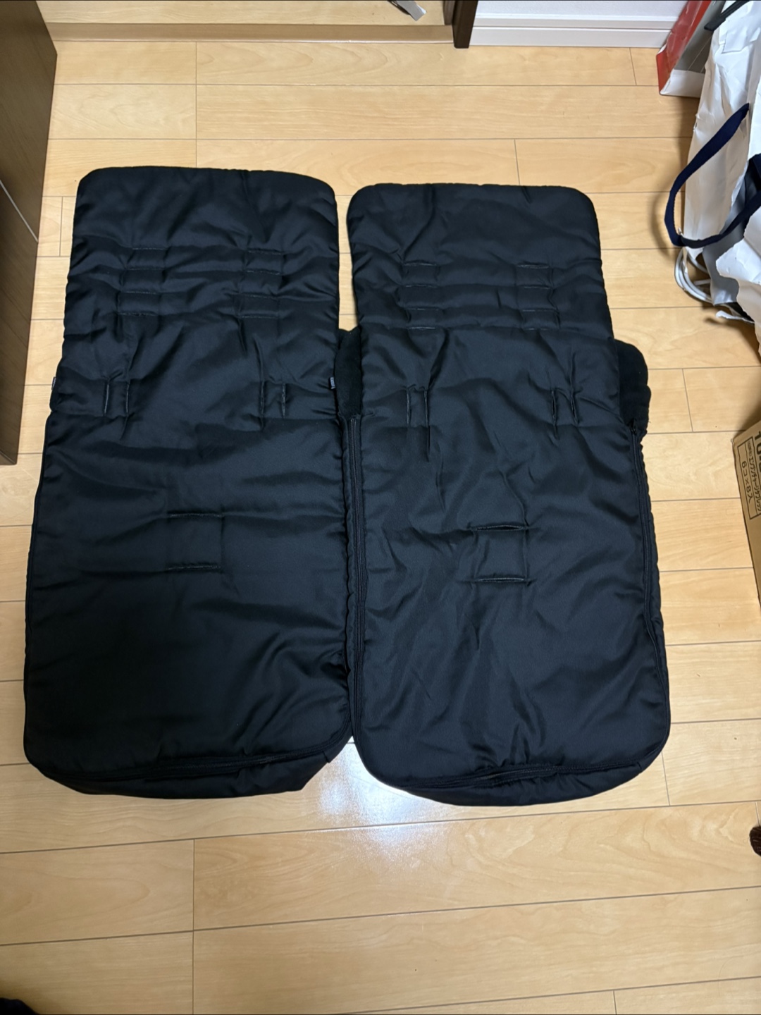 カトージ ベビーカー用 フットマフ 2枚セット ブラックの写真2枚目
