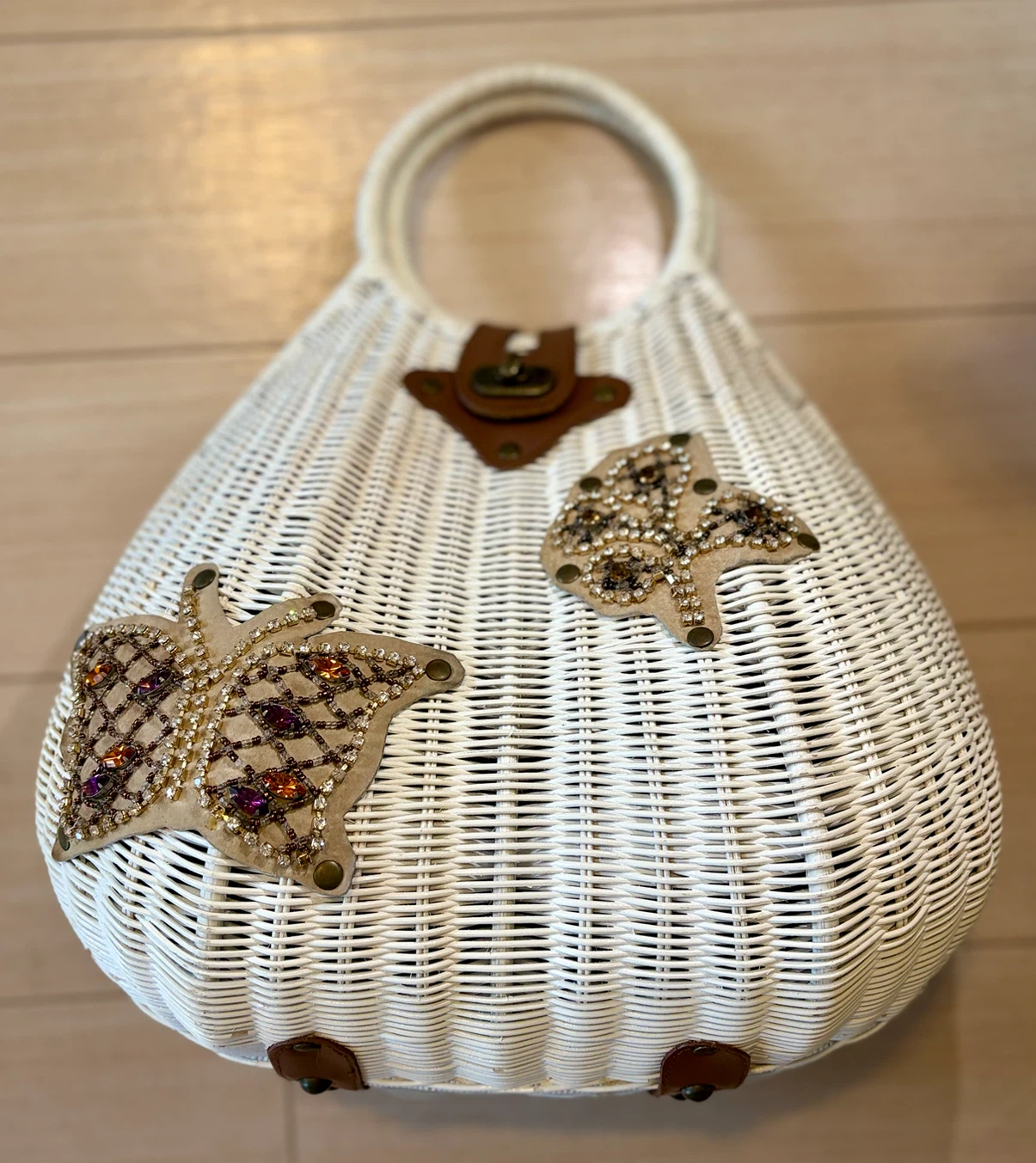 カゴバッグ 白 蝶々ビジューモチーフ✨