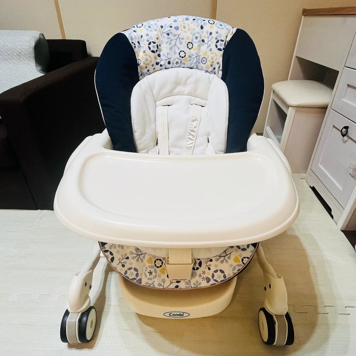 Combi コンビ ネムリラ 手動 ハイローチェア(テーブル付)の写真2枚目