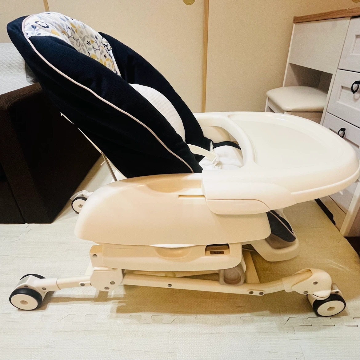 Combi コンビ ネムリラ 手動 ハイローチェア(テーブル付)の写真3枚目