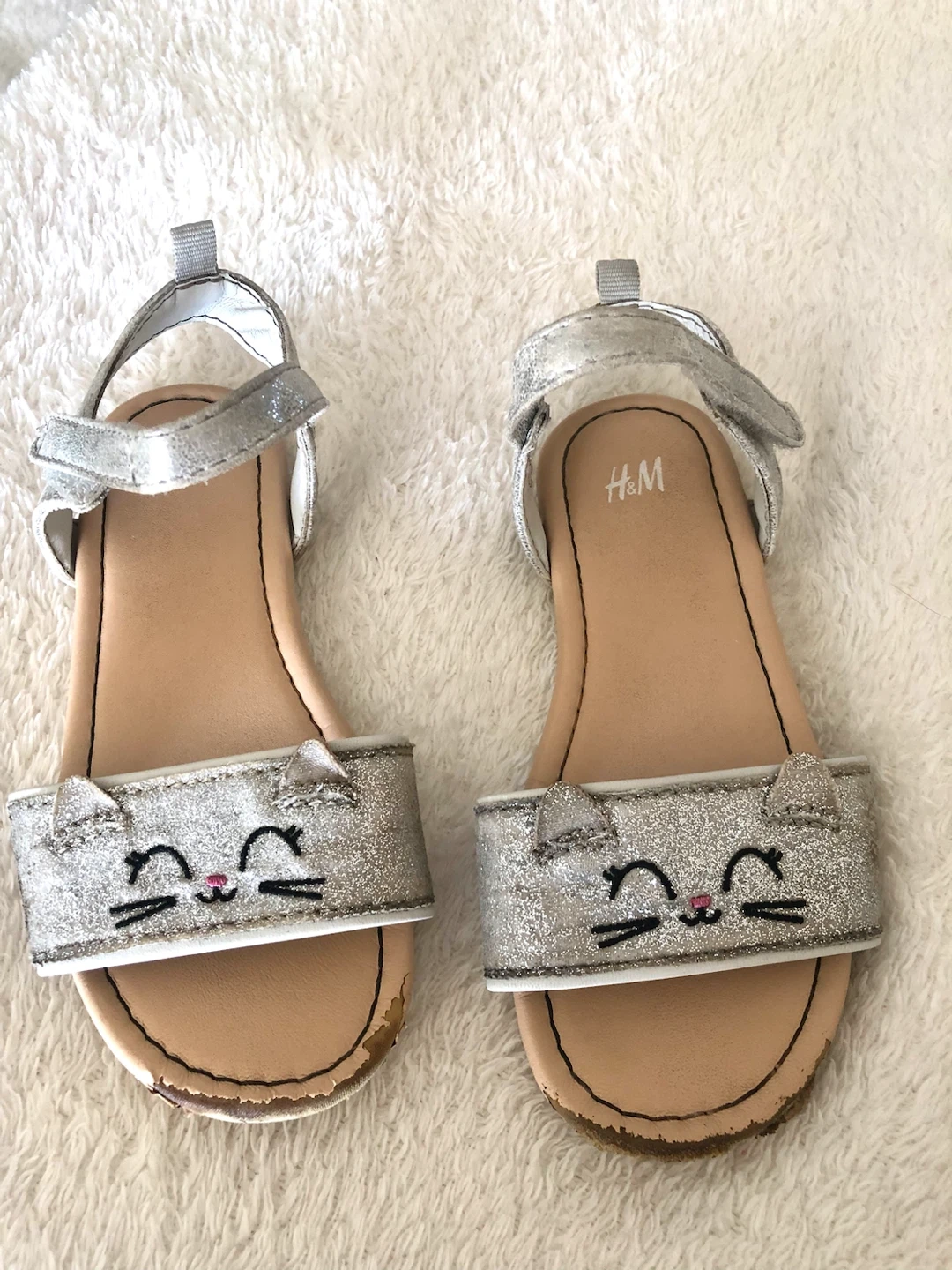 😻👧H&M 子供用サンダル、猫柄、シルバー、サイズ16.5🌟✨