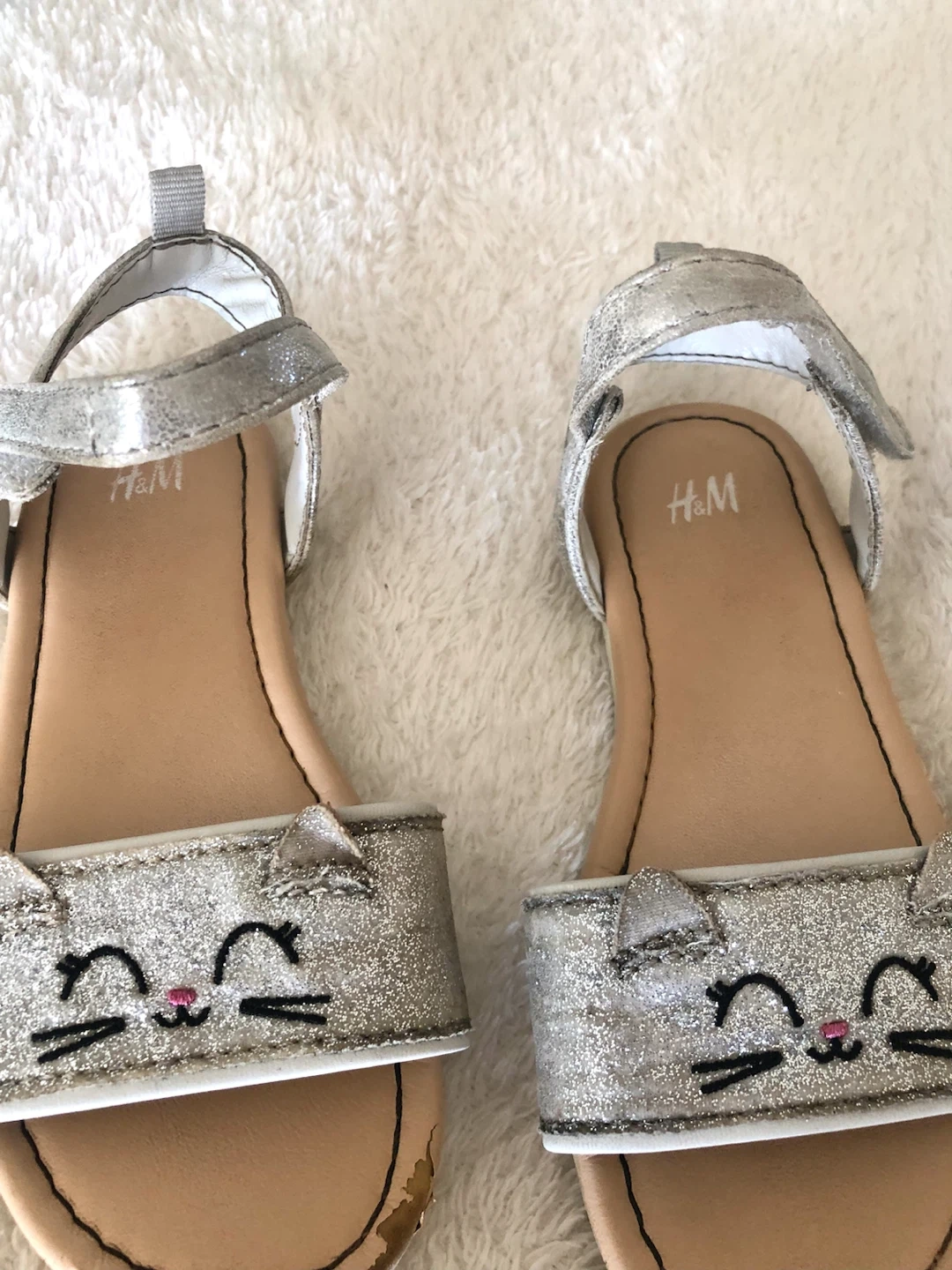😻👧H&M 子供用サンダル、猫柄、シルバー、サイズ16.5🌟✨の写真2枚目